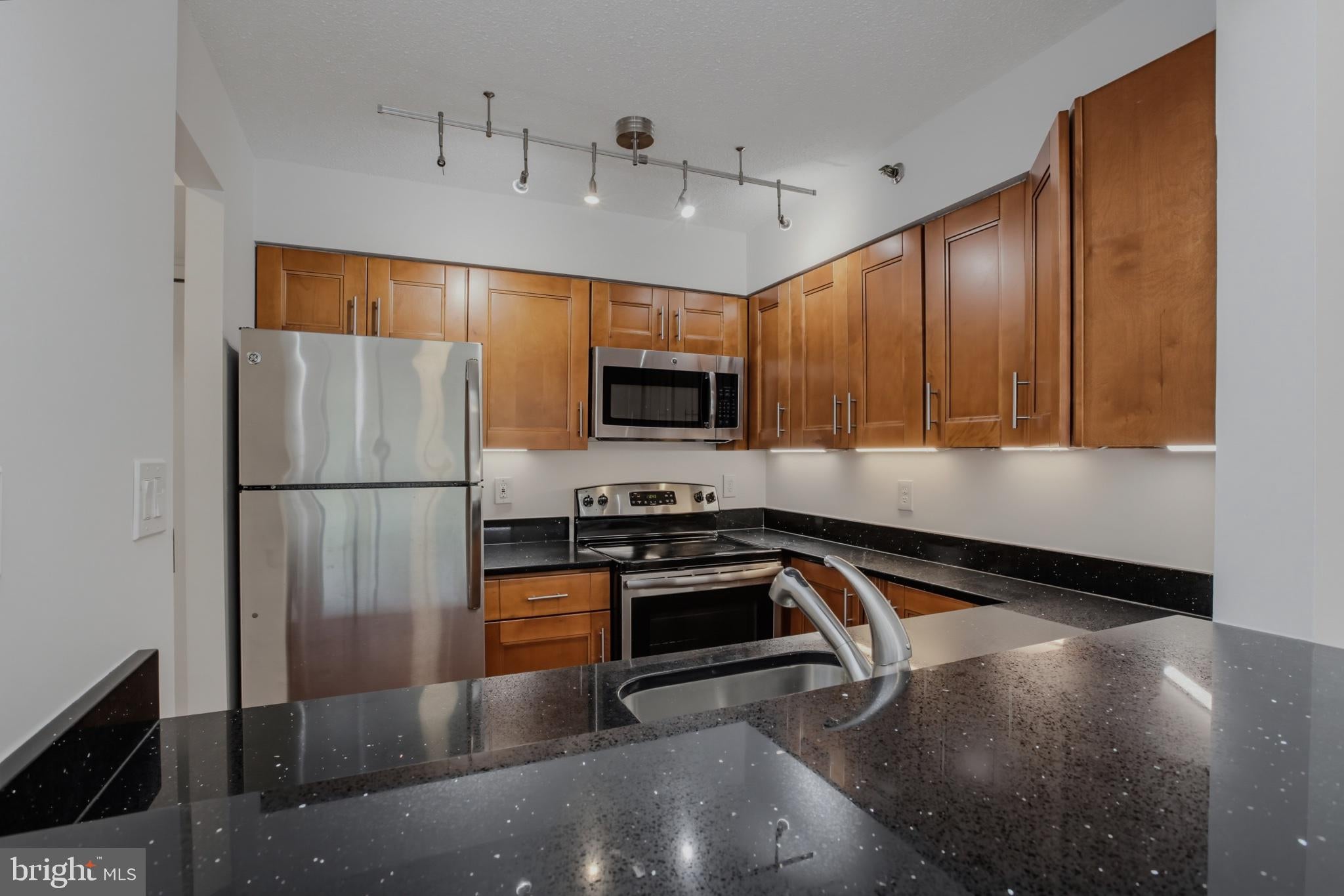 10101 GROSVENOR PLACE 902