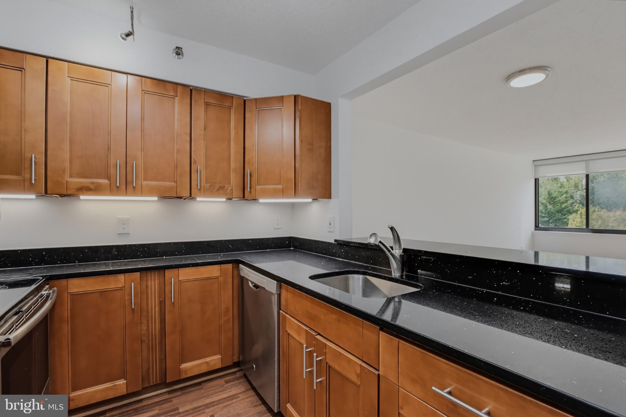 10101 GROSVENOR PLACE 902