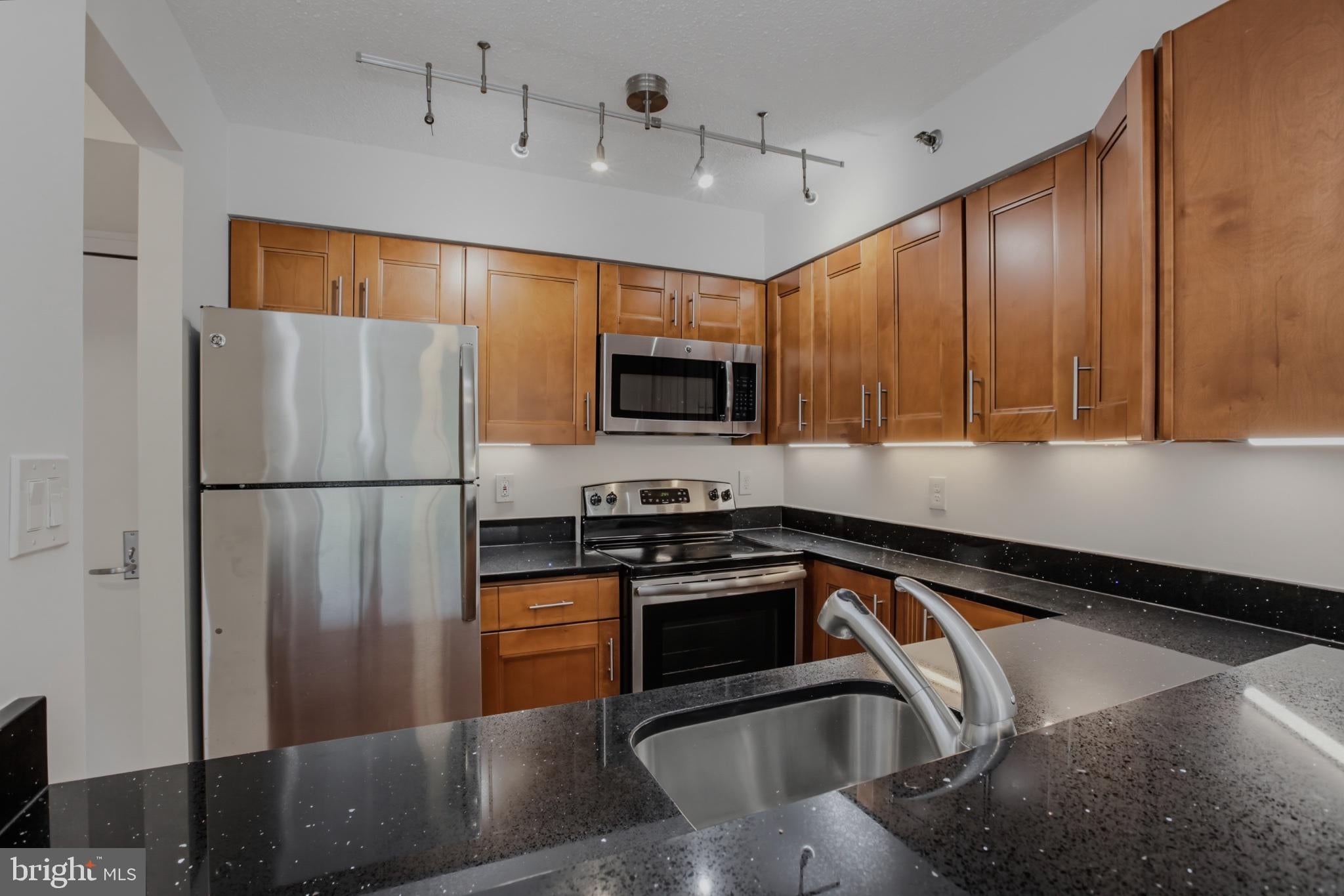 10101 GROSVENOR PLACE 902