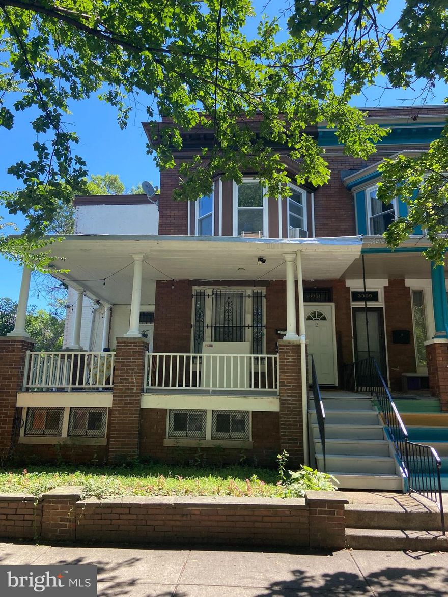 Great 2nd floor, 2 bedroom 1 bath apartment. Hardwood floors, lots of natural sunlight. Private entrance.  Close to JHU,  hospitals, restaurants and shops.