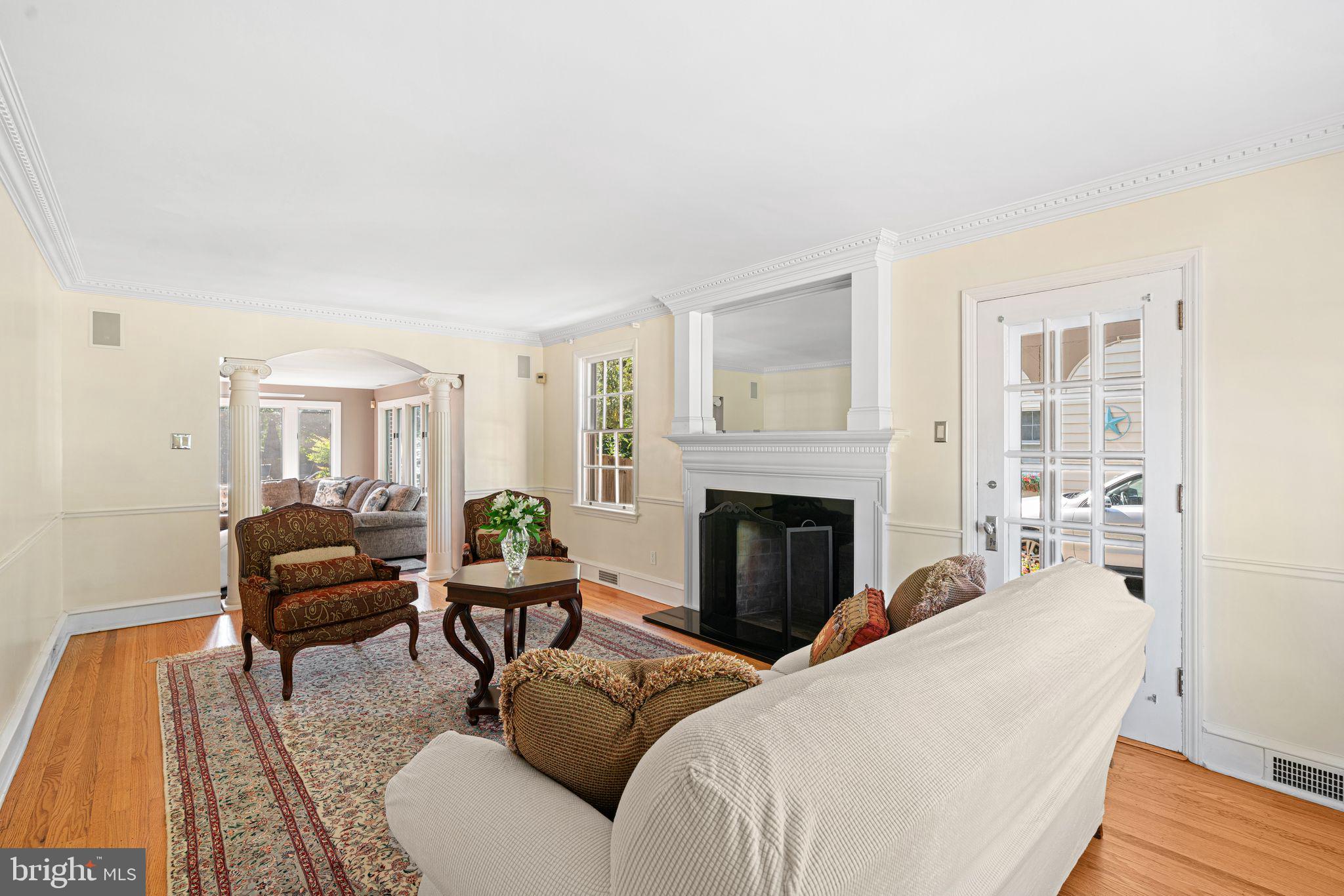 656 W CRYSTAL LAKE AVENUE