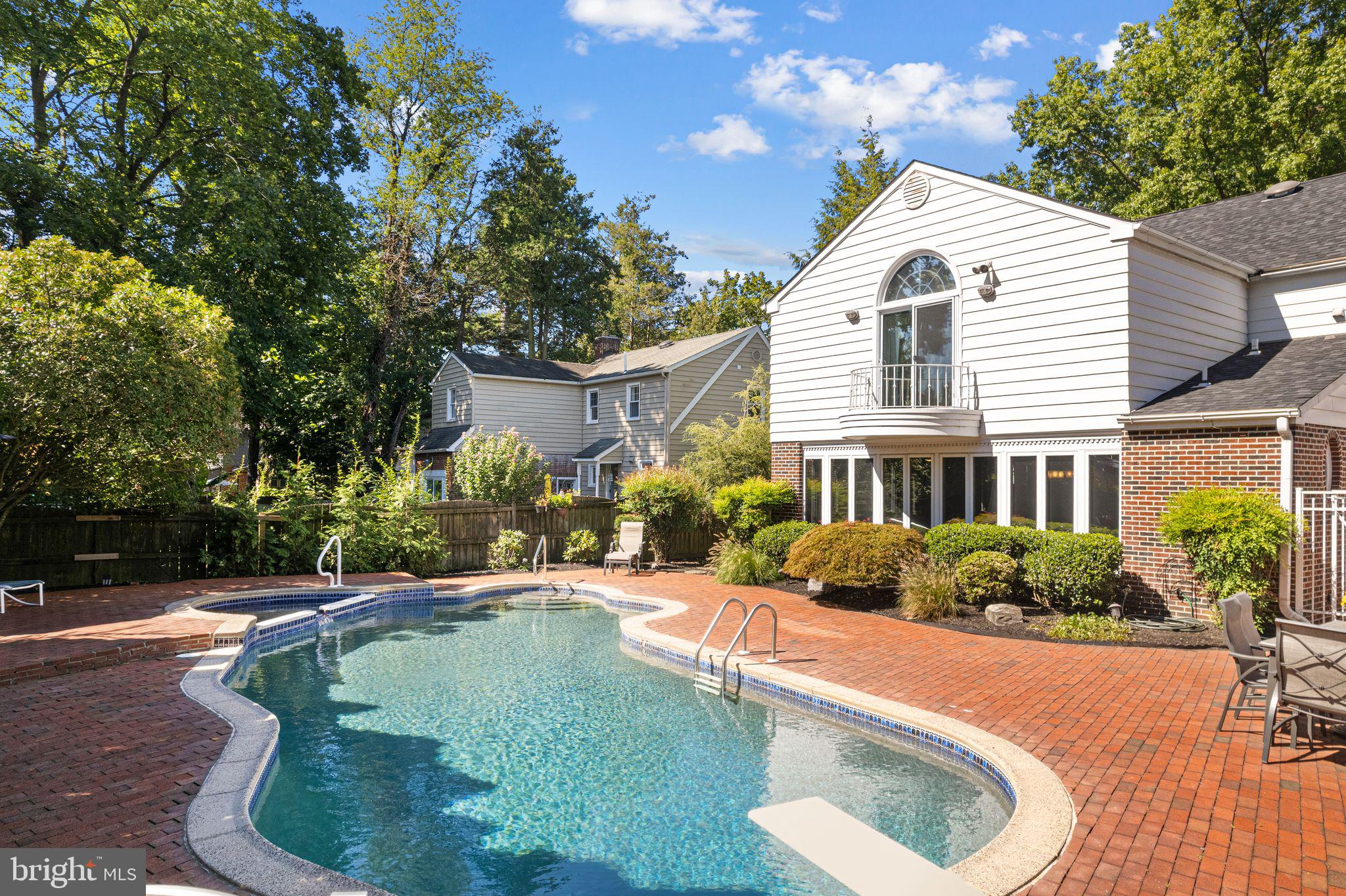 656 W CRYSTAL LAKE AVENUE