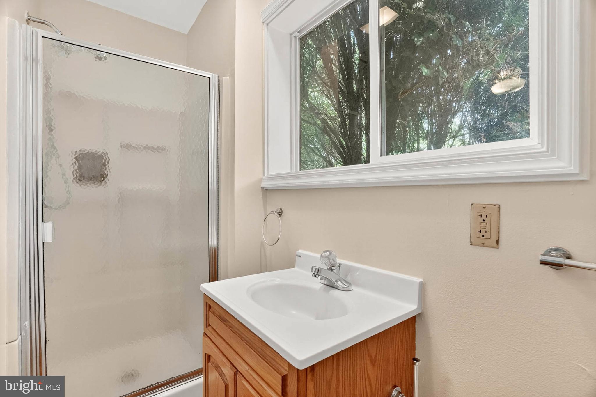 UNIVERSITY HILLS - Residential Lease