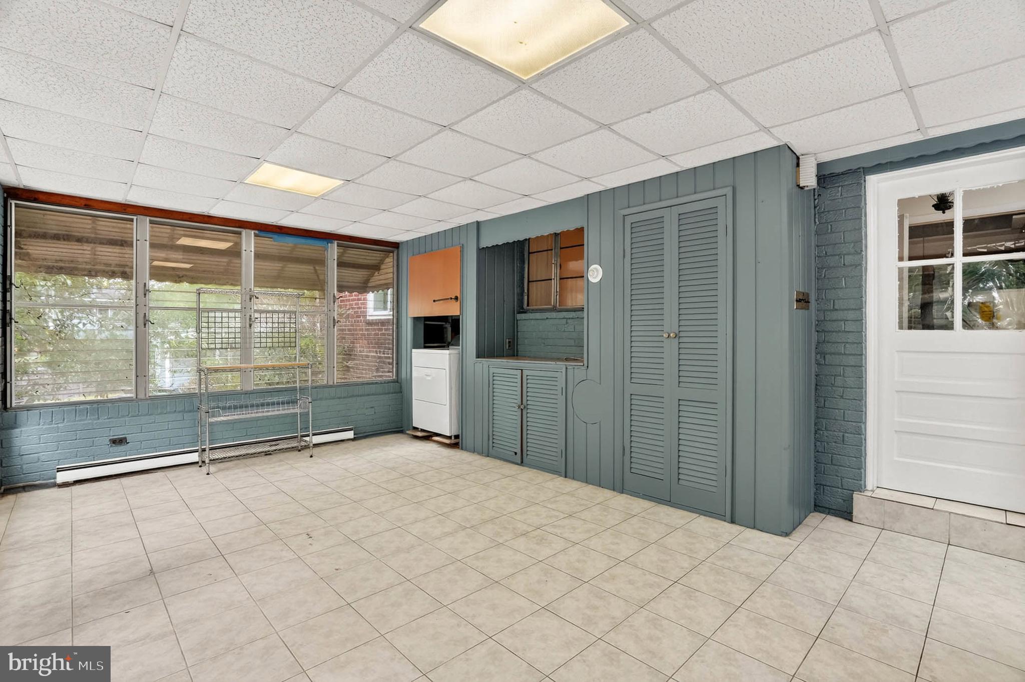 UNIVERSITY HILLS - Residential Lease