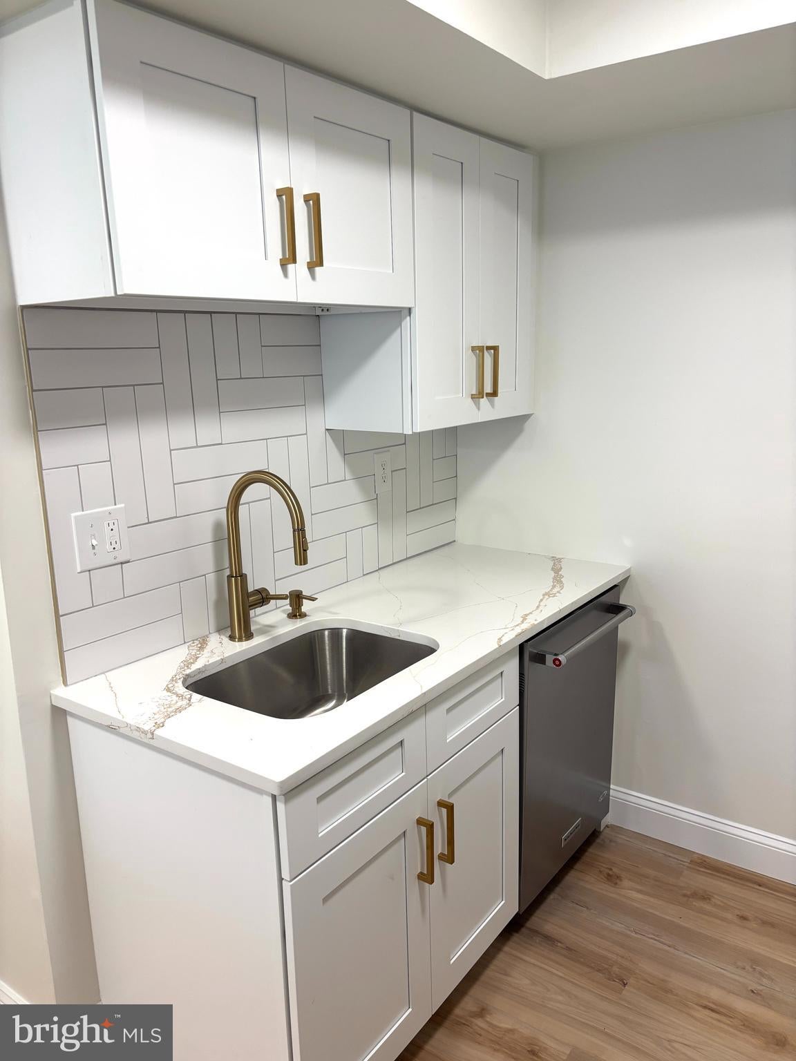 115 E KINGS HIGHWAY 211