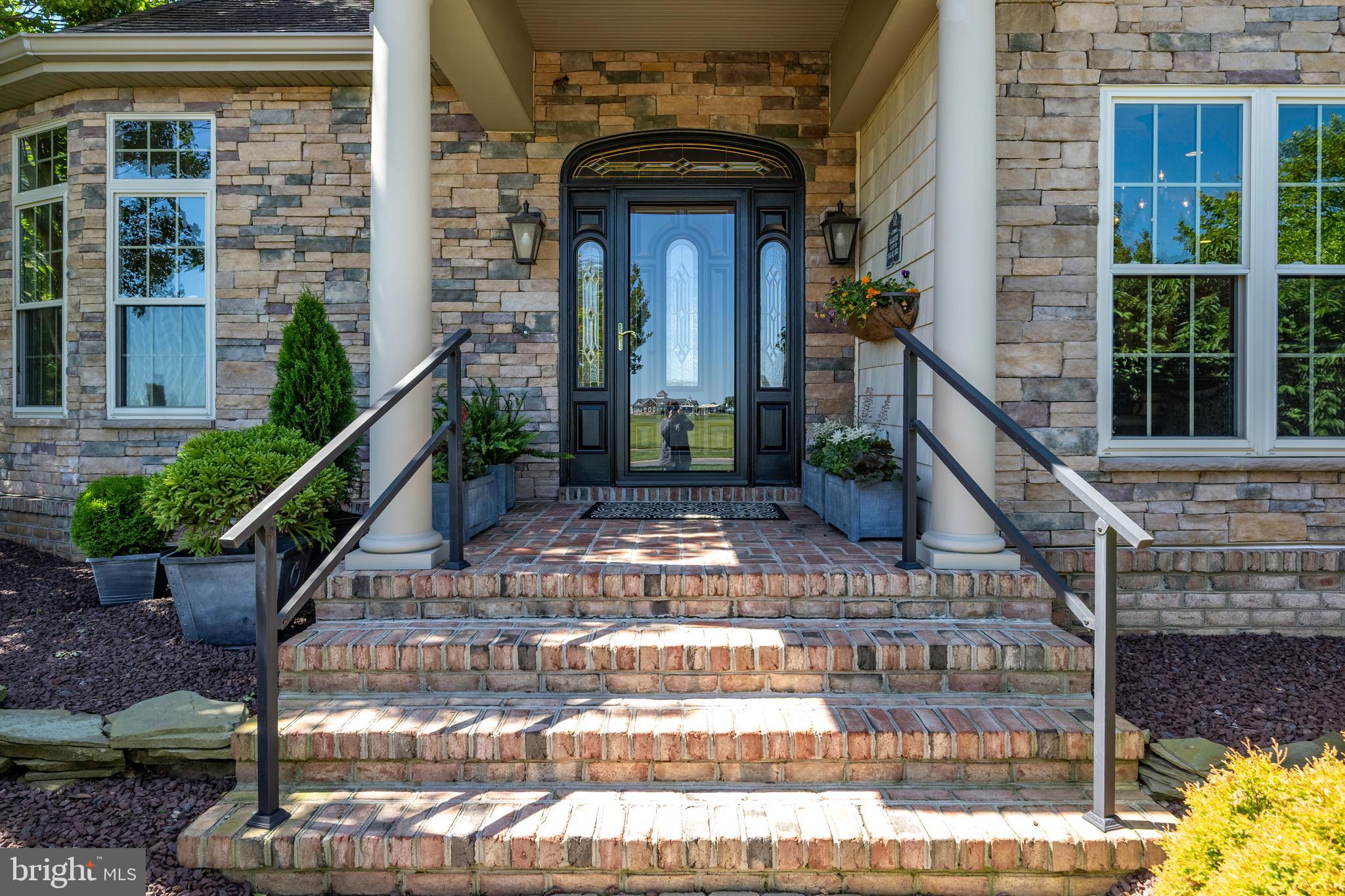 LIGHTHOUSE SOUND - Residential