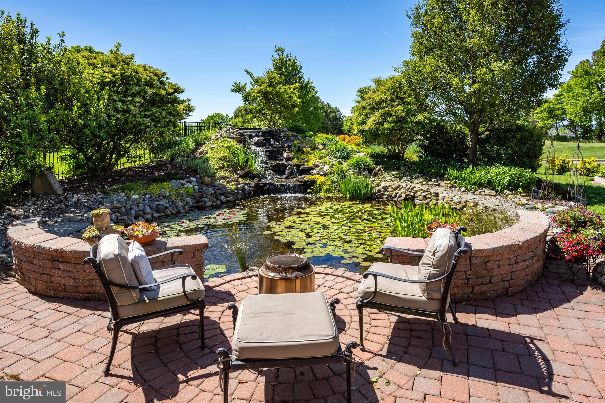 LIGHTHOUSE SOUND - Residential