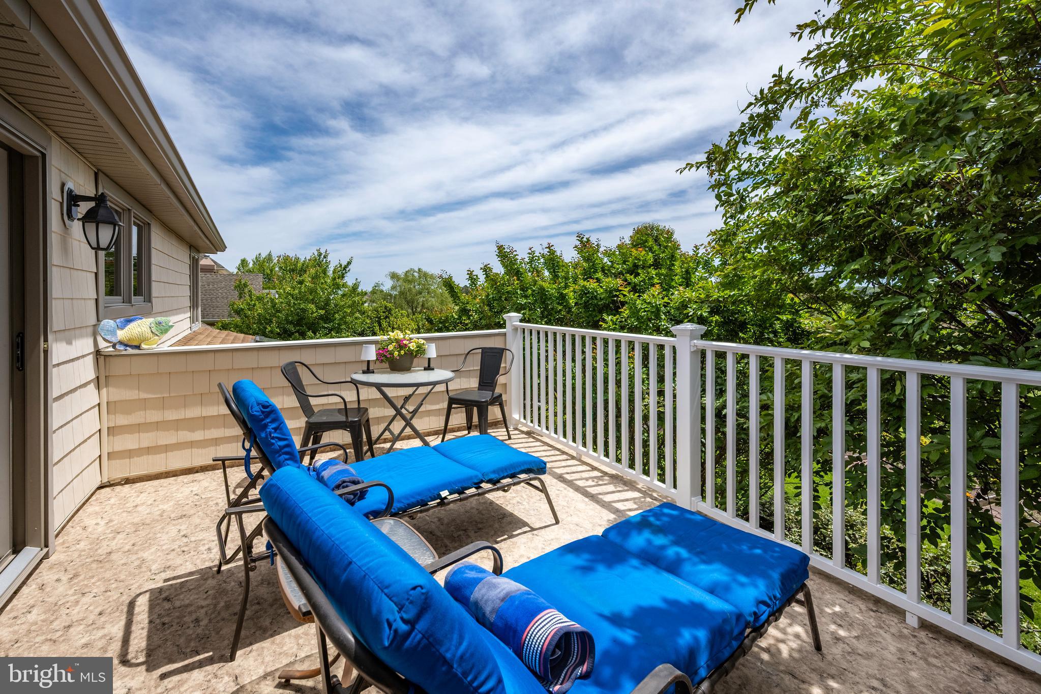 LIGHTHOUSE SOUND - Residential