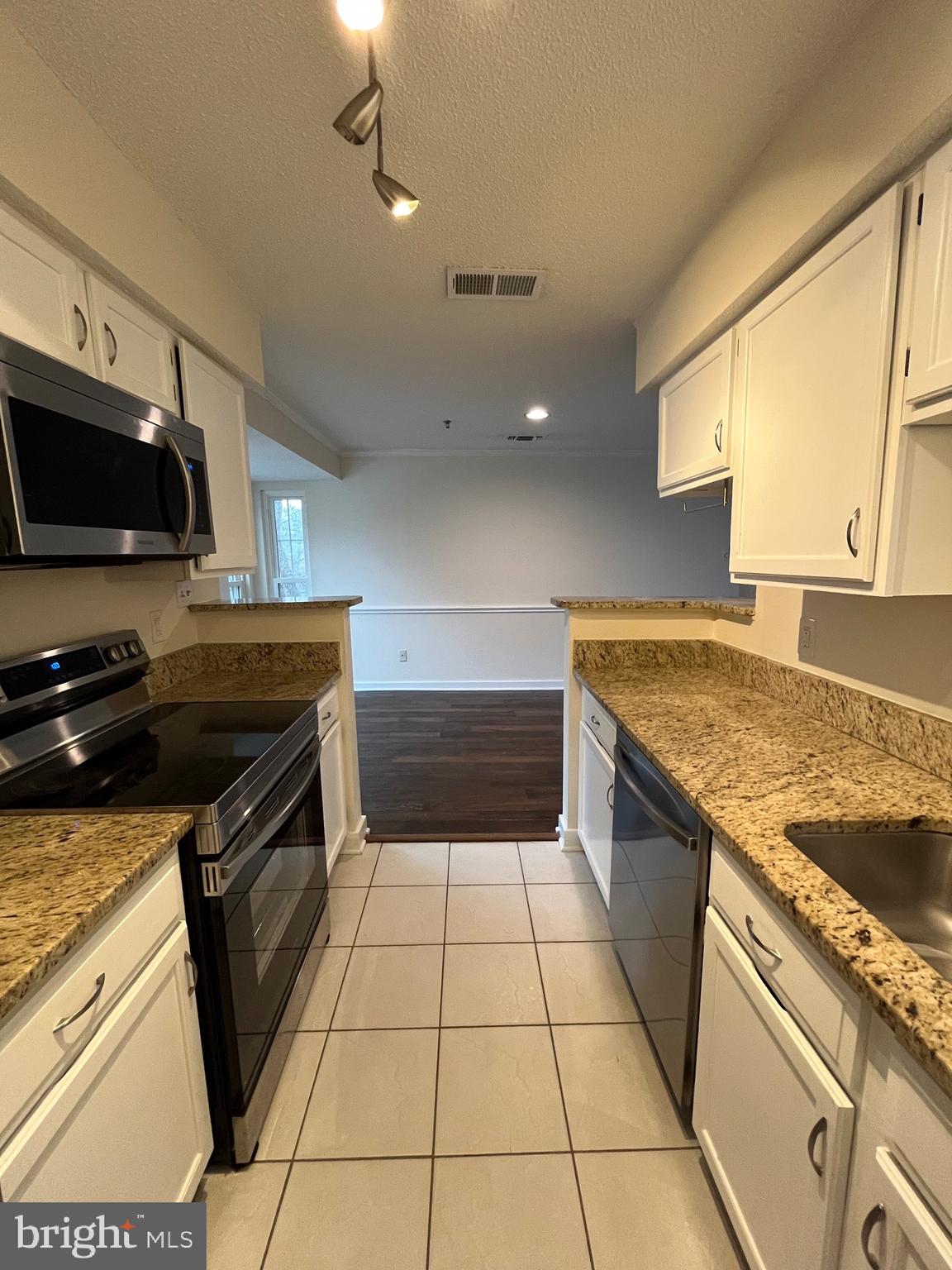 1524 LINCOLN WAY 225