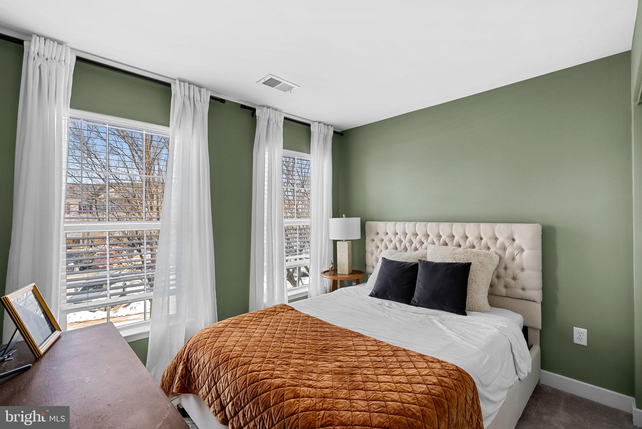 ROUND HILL - Residential