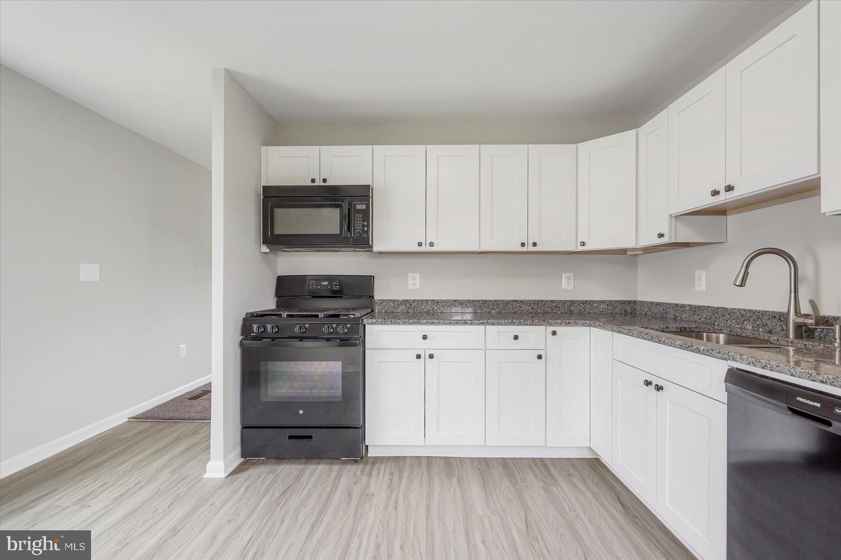 COUNTRY CLUB MANOR - Residential