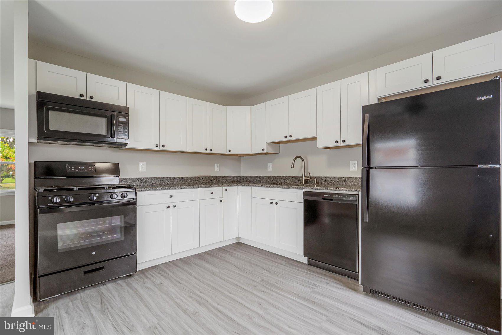 COUNTRY CLUB MANOR - Residential