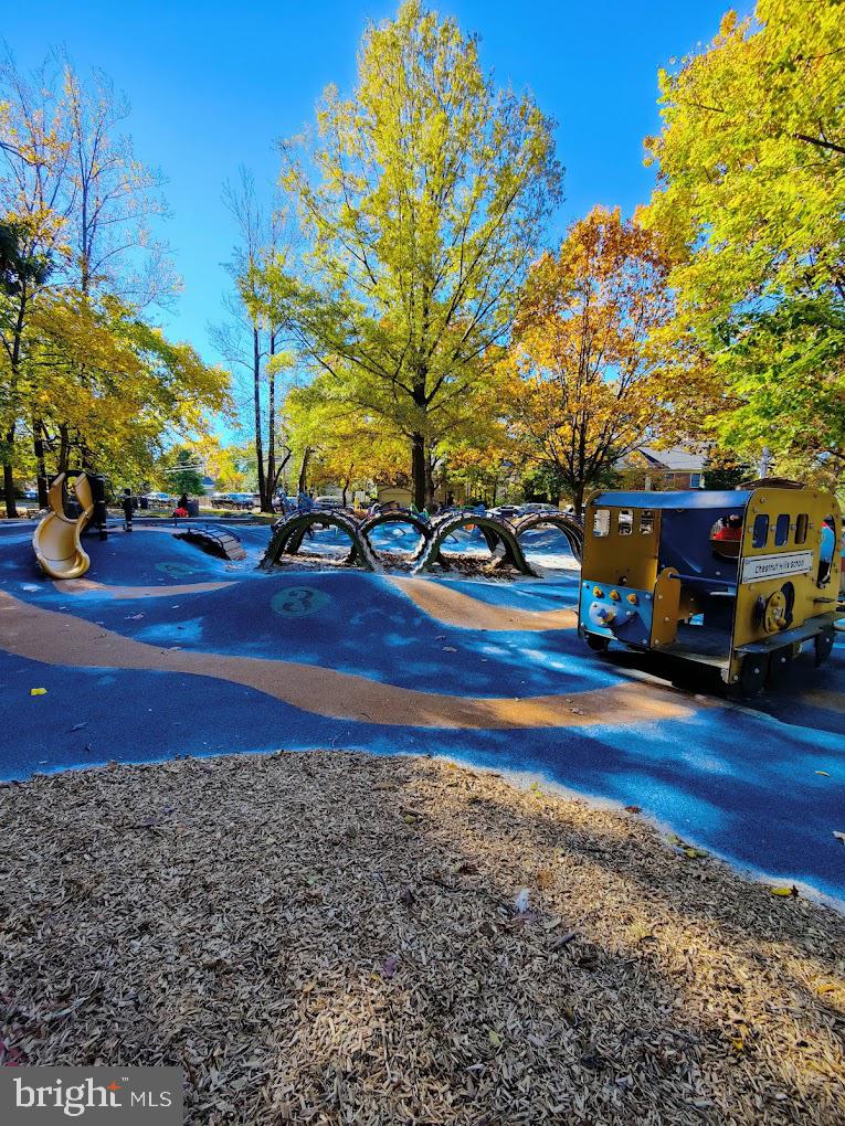 WILLIAMSBURG VILLAGE - Residential