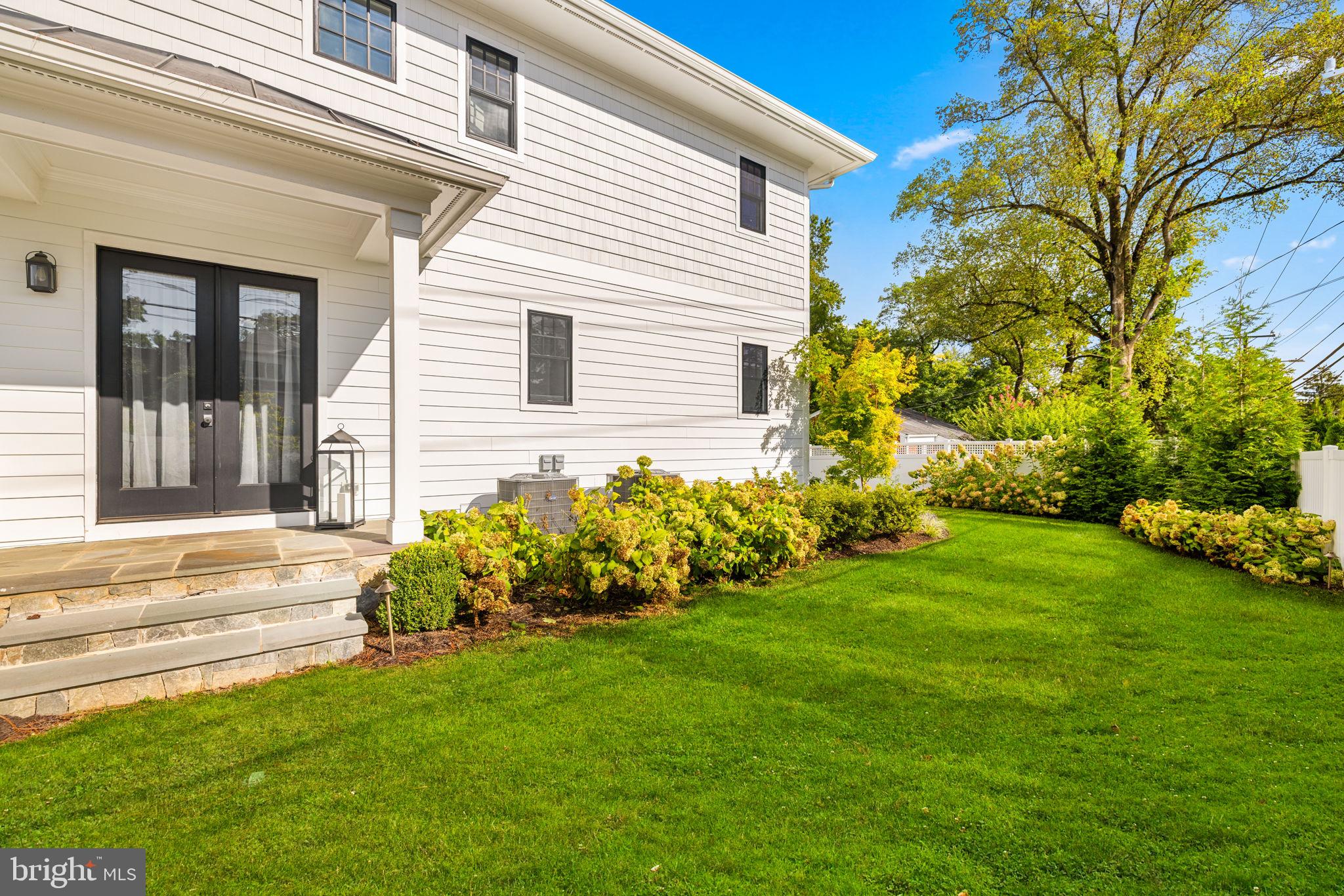 WILLIAMSBURG VILLAGE - Residential