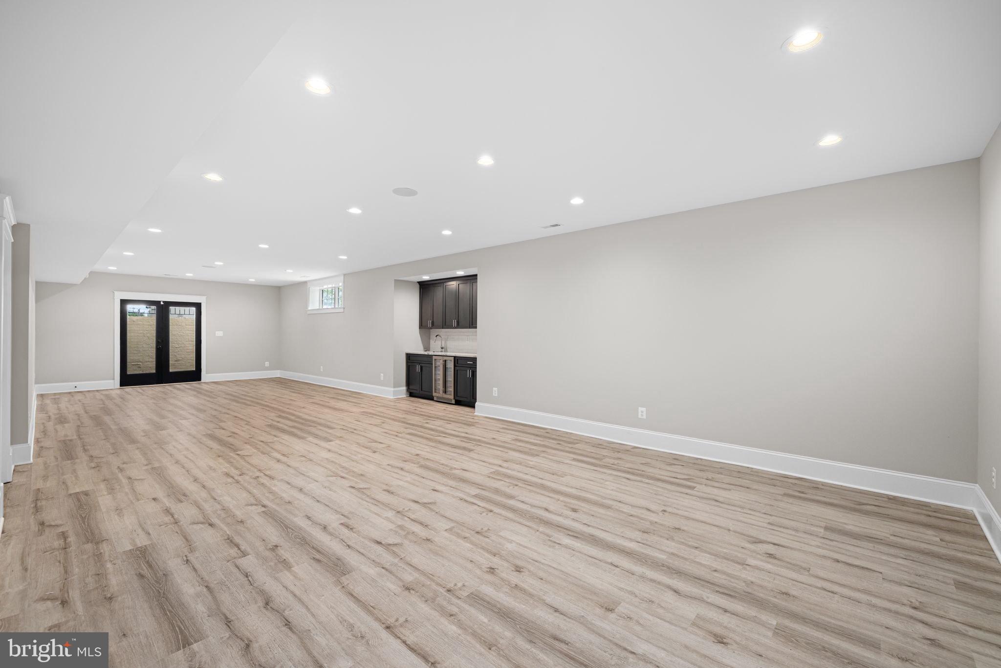 WILLIAMSBURG VILLAGE - Residential