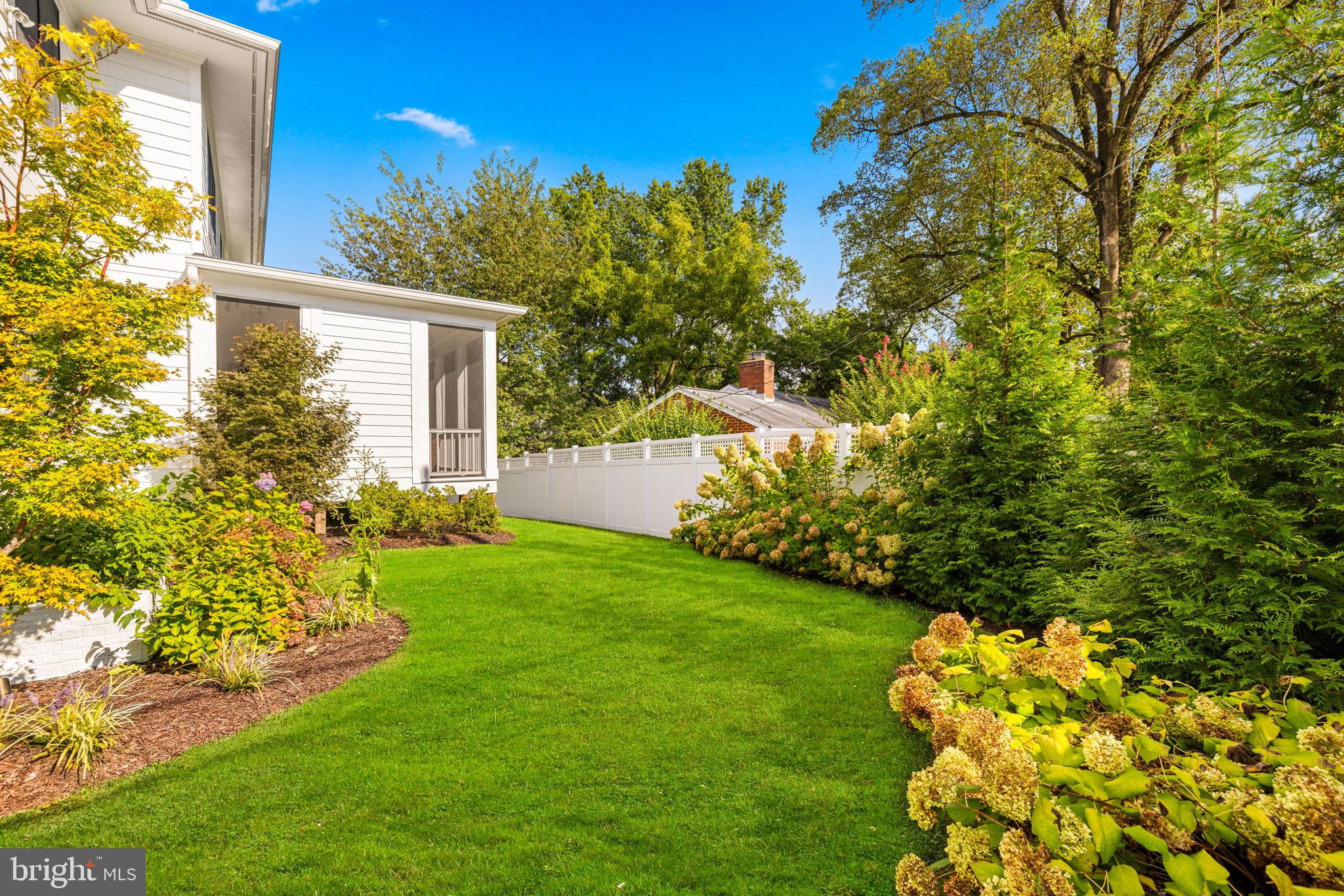 WILLIAMSBURG VILLAGE - Residential