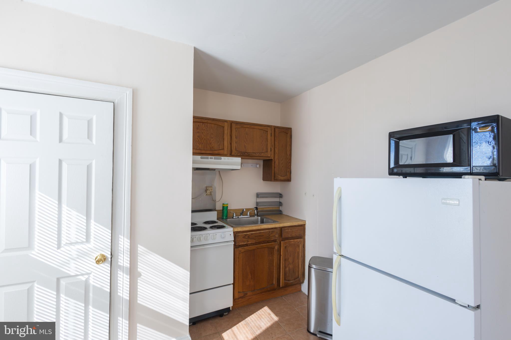 6 BARNEY CIRCLE SE 3