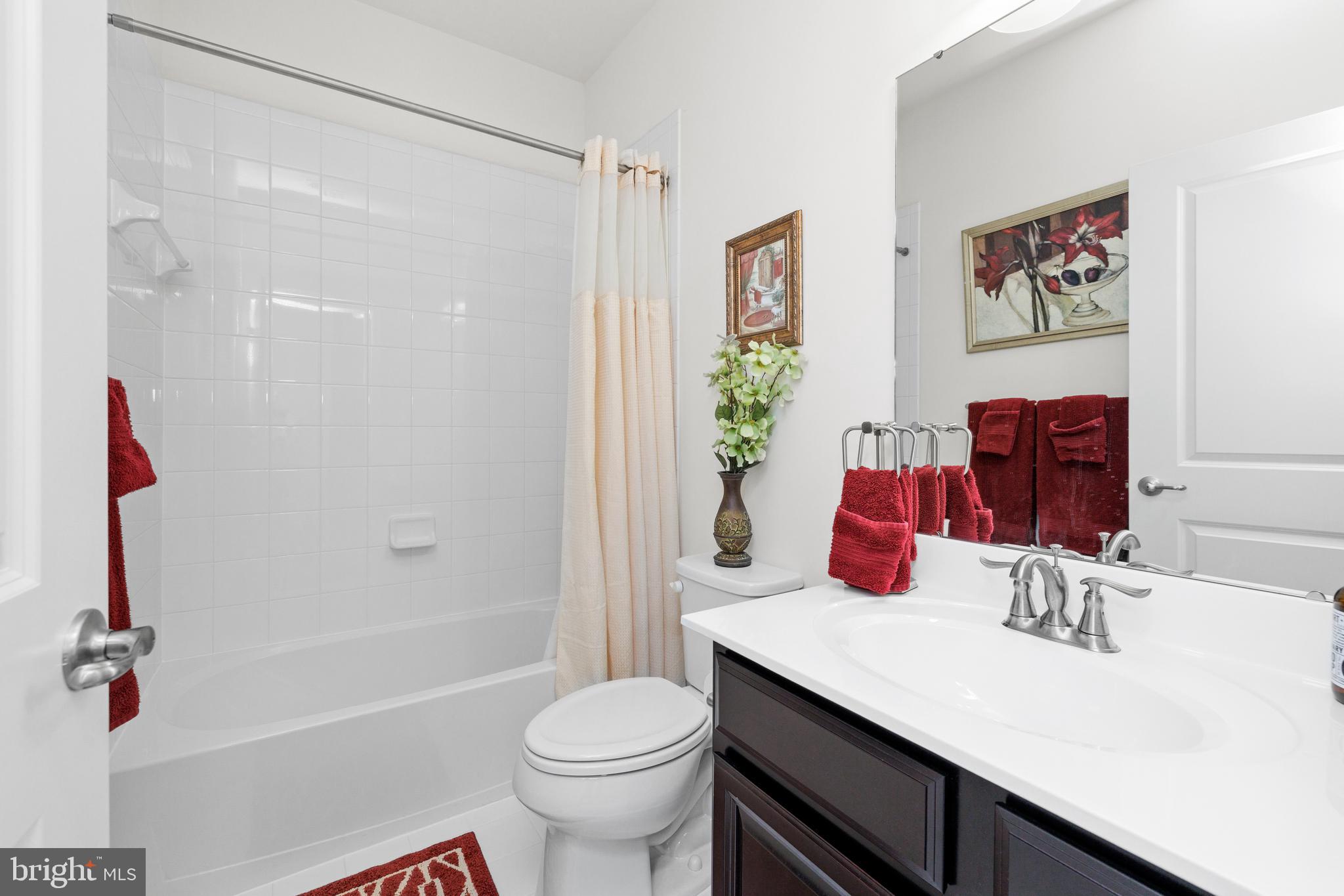 FEATHERSTONE SQUARE - Residential