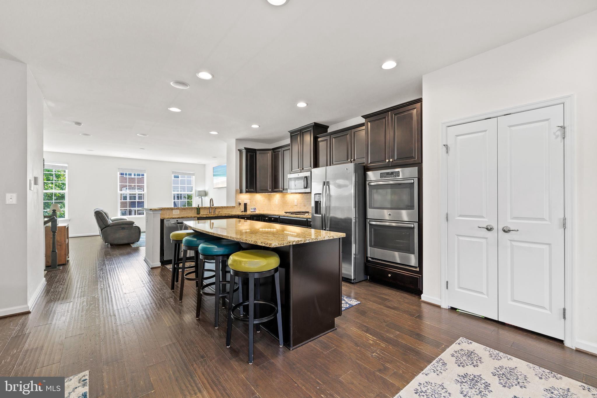 FEATHERSTONE SQUARE - Residential