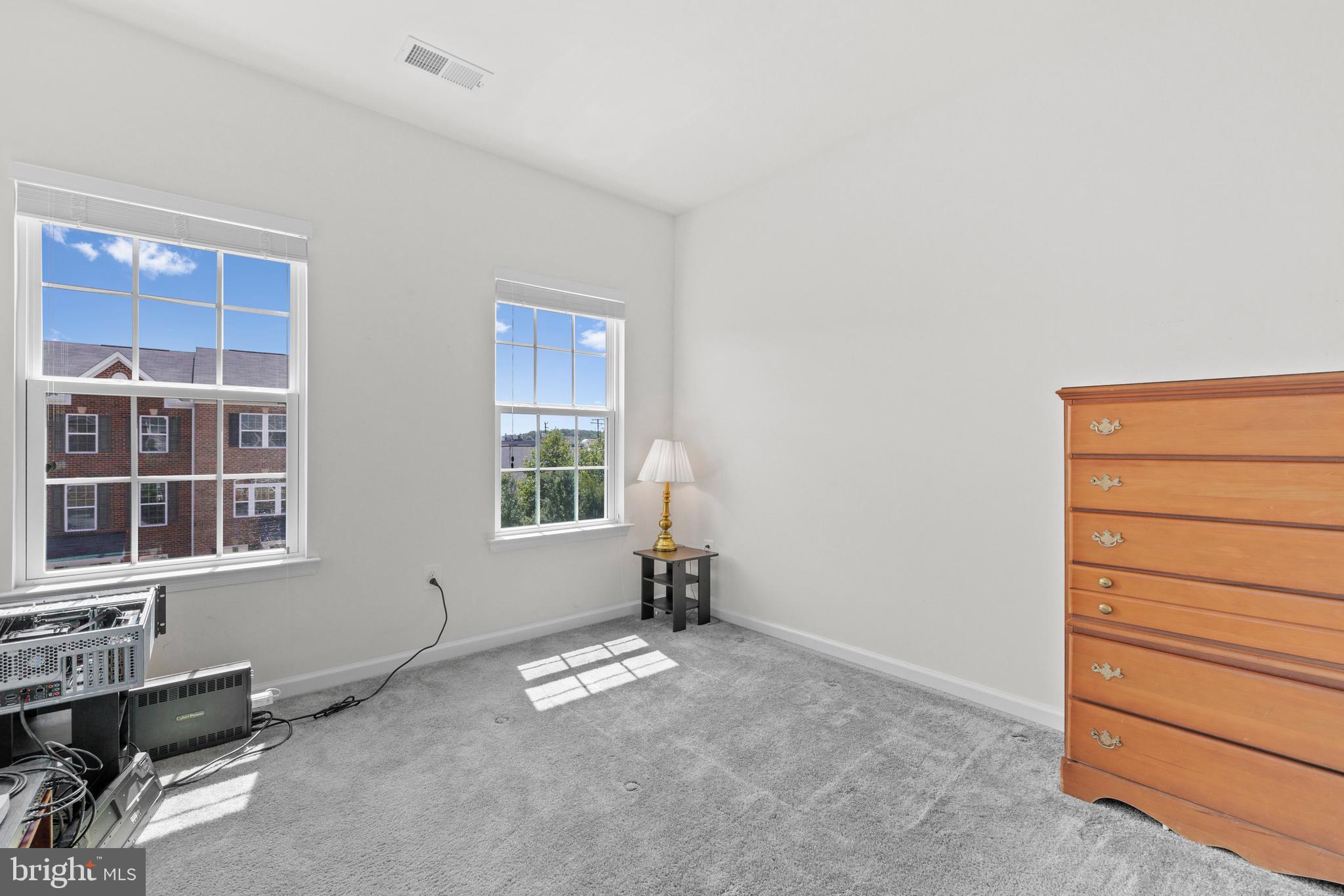 FEATHERSTONE SQUARE - Residential