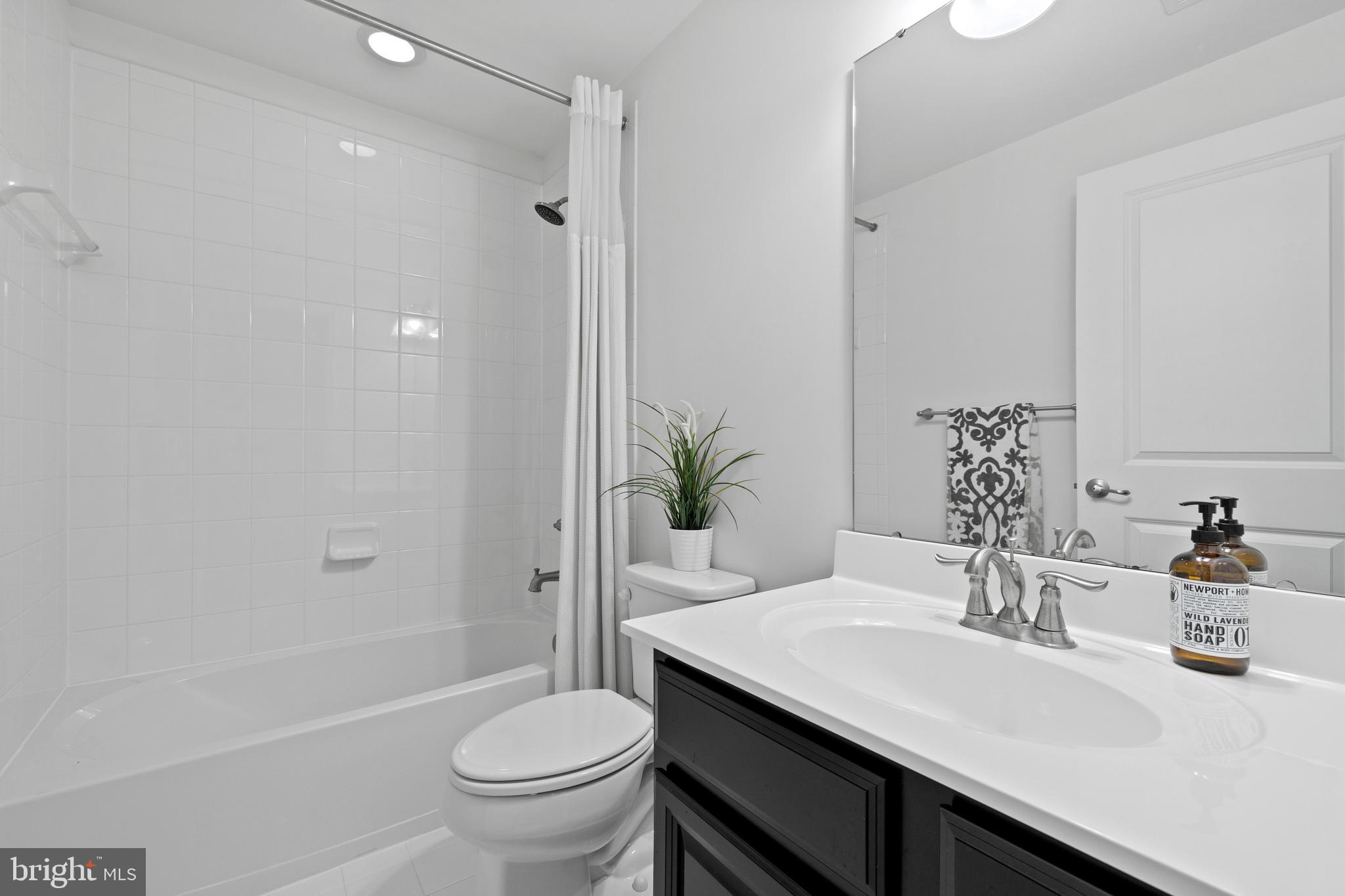 FEATHERSTONE SQUARE - Residential