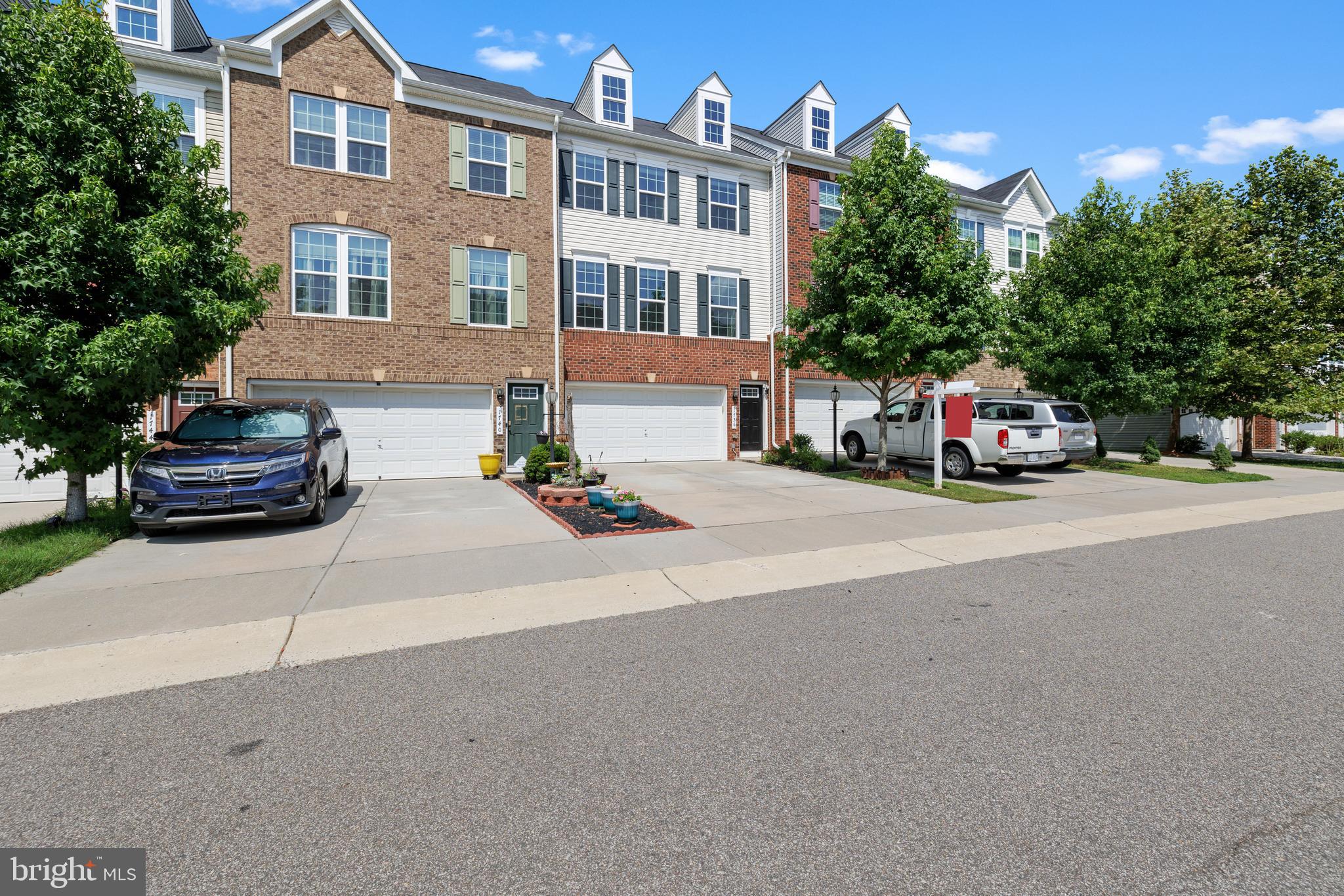 FEATHERSTONE SQUARE - Residential
