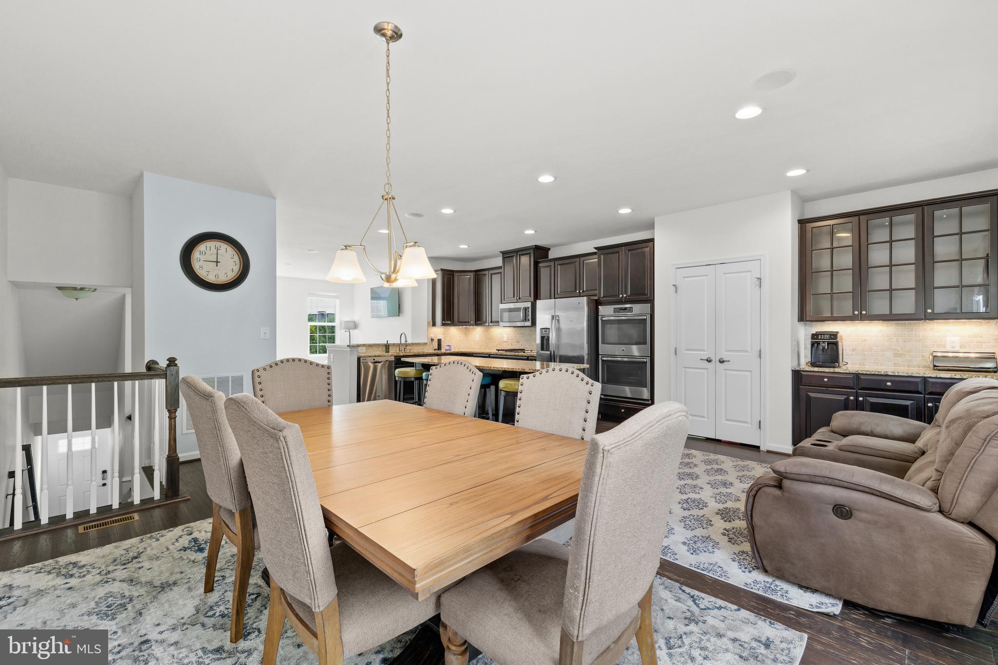 FEATHERSTONE SQUARE - Residential