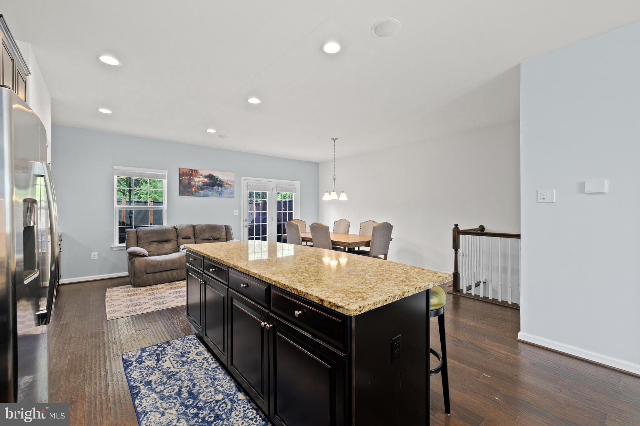 FEATHERSTONE SQUARE - Residential