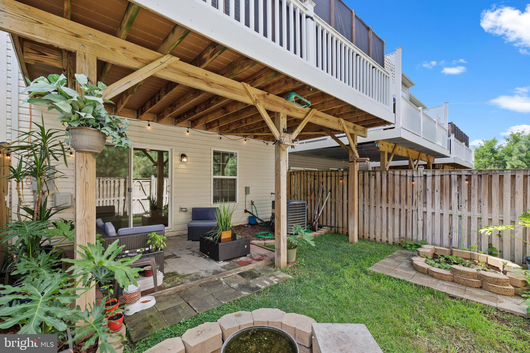 FEATHERSTONE SQUARE - Residential