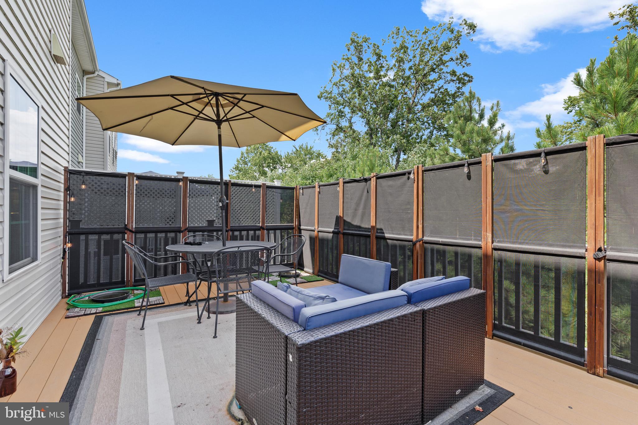 FEATHERSTONE SQUARE - Residential