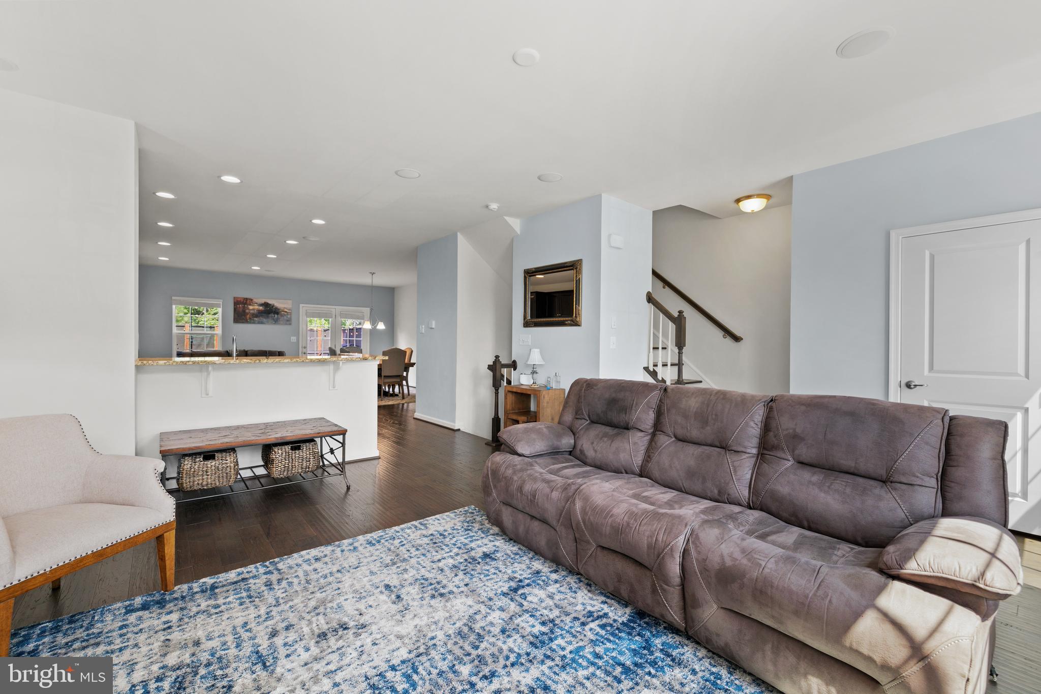 FEATHERSTONE SQUARE - Residential