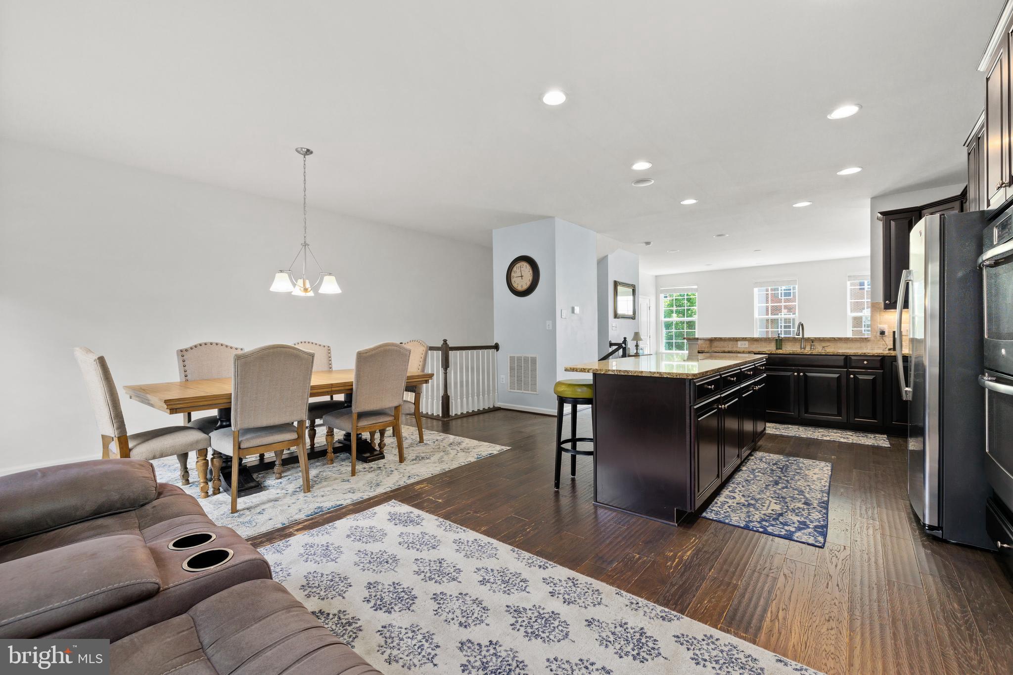 FEATHERSTONE SQUARE - Residential