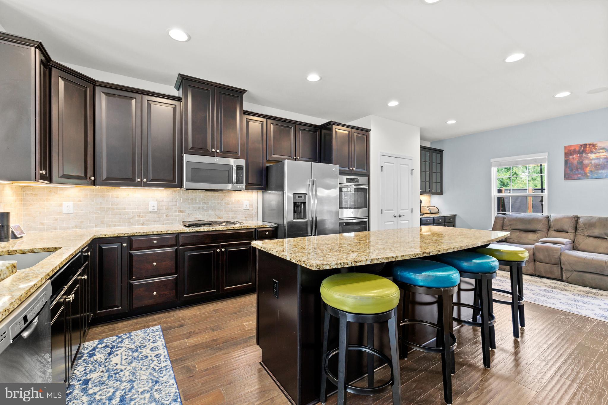 FEATHERSTONE SQUARE - Residential