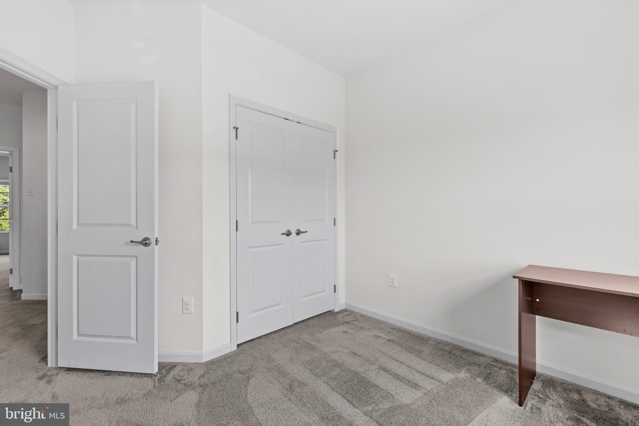 FEATHERSTONE SQUARE - Residential