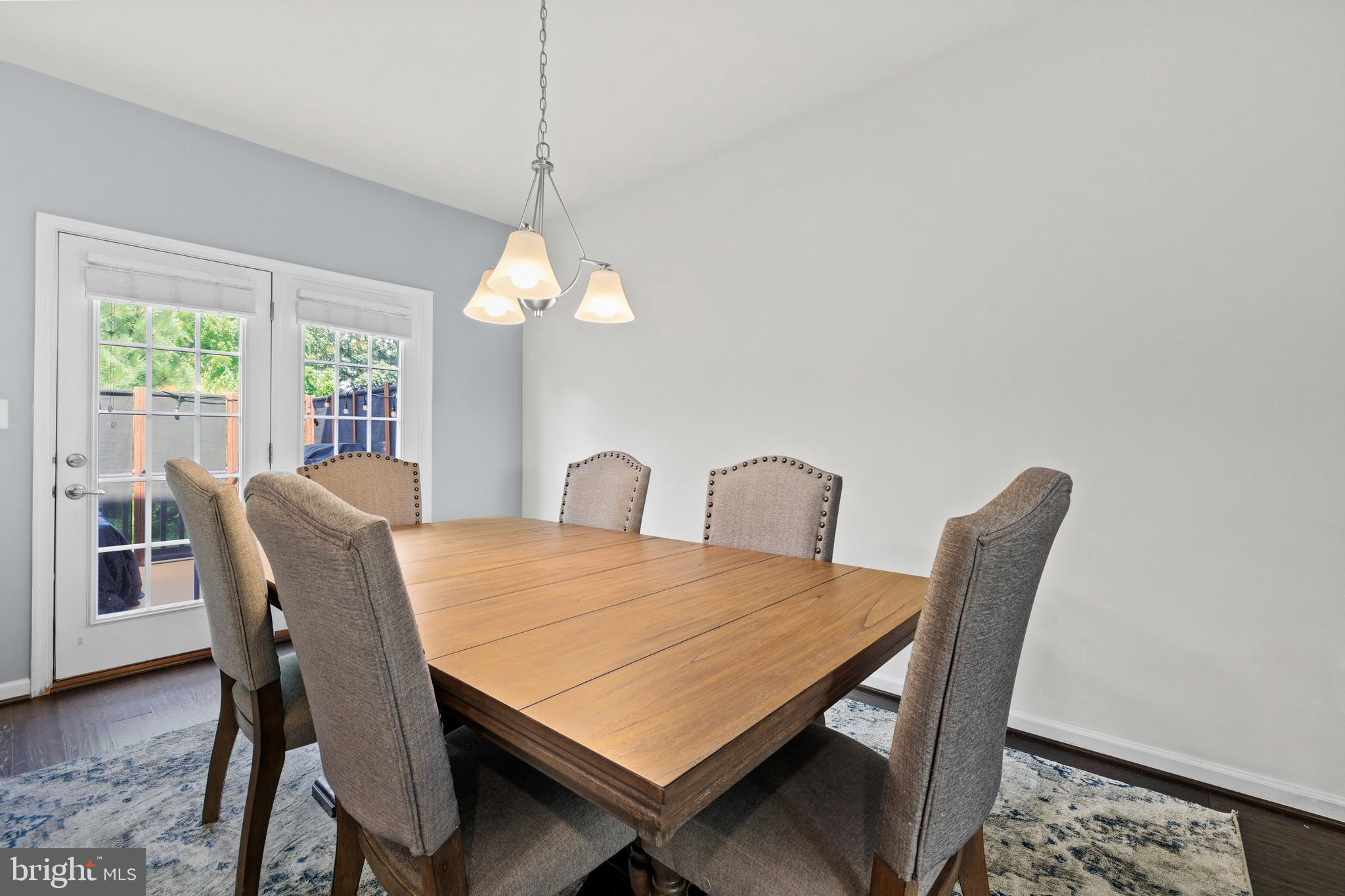 FEATHERSTONE SQUARE - Residential