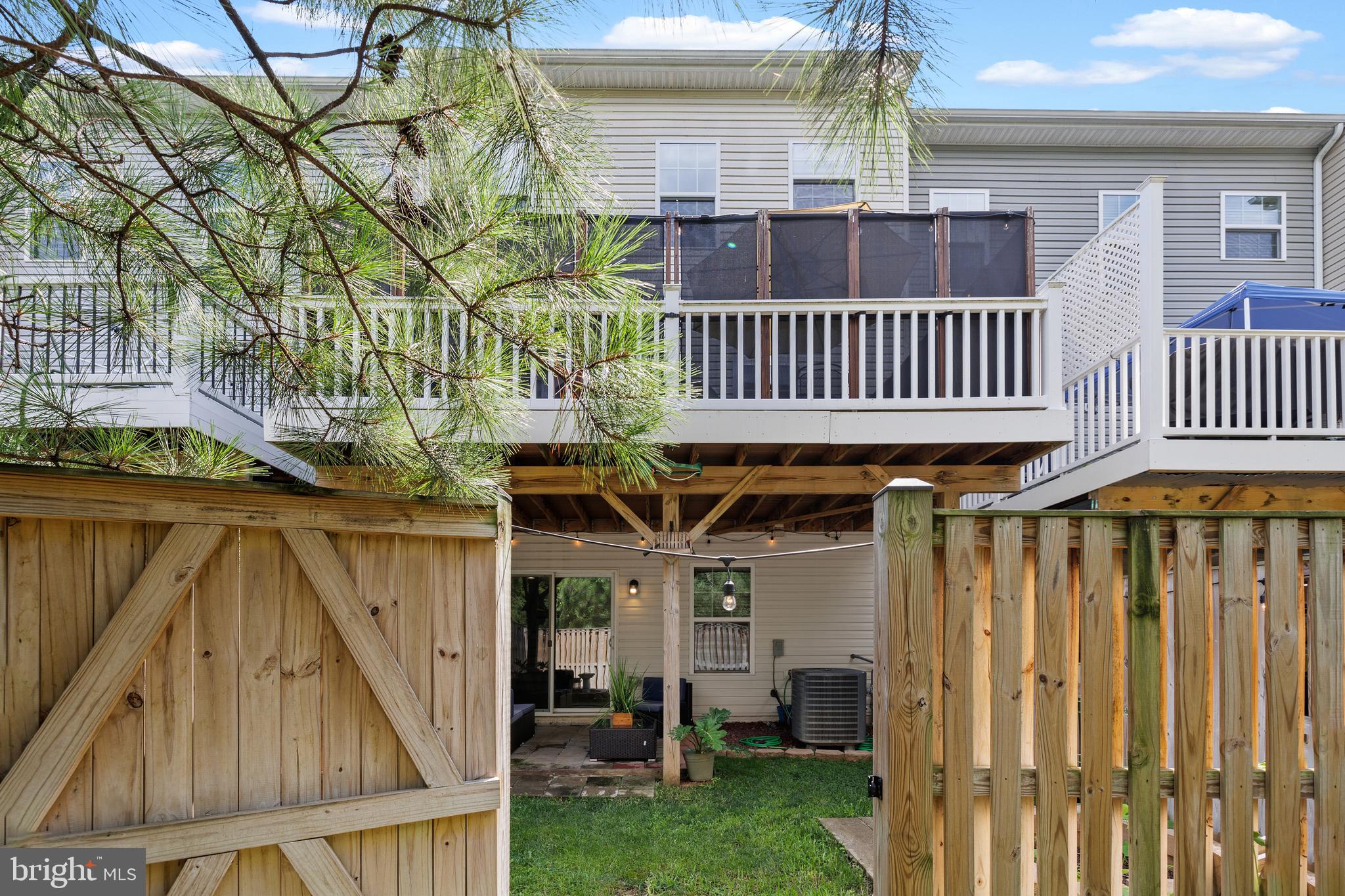 FEATHERSTONE SQUARE - Residential