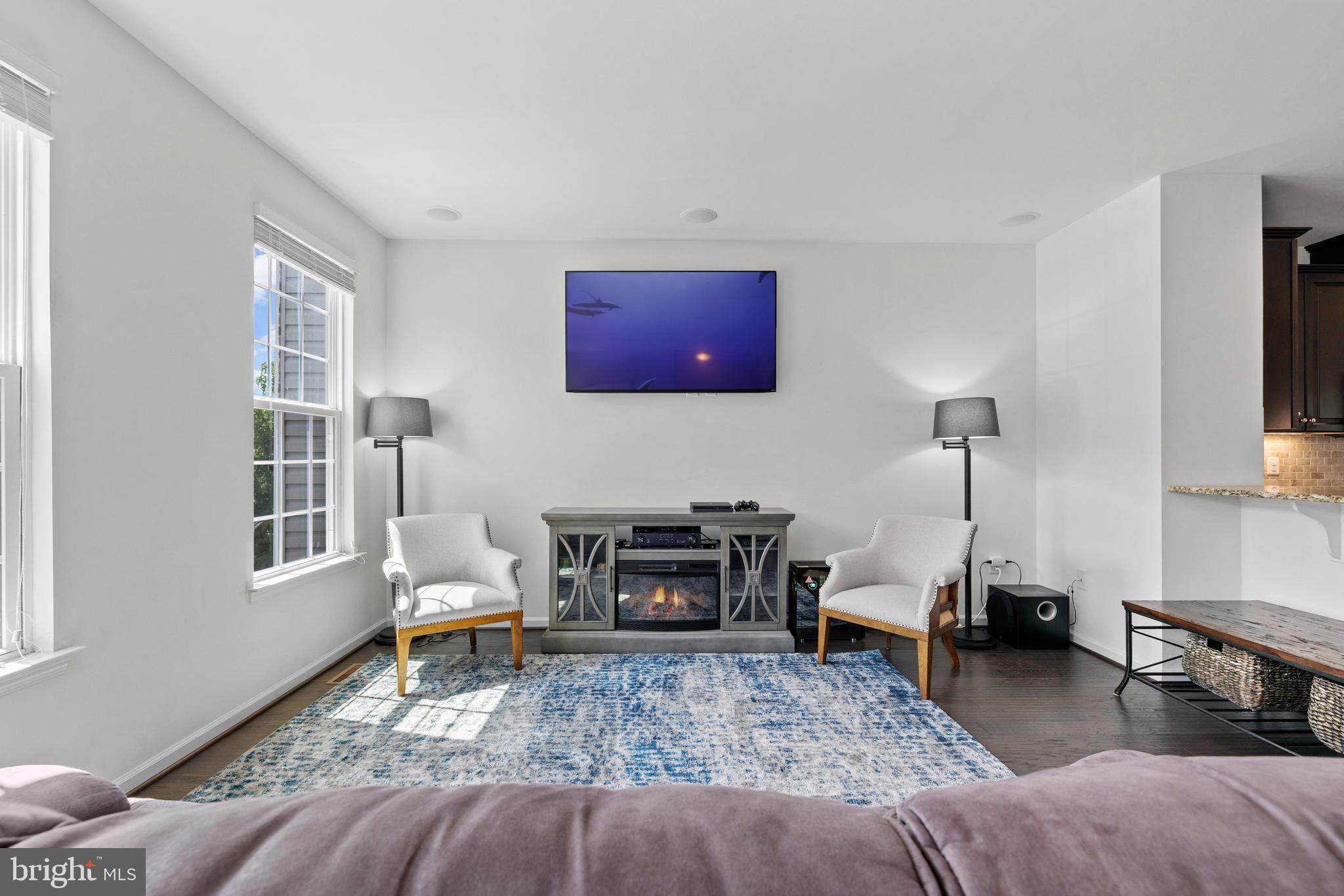 FEATHERSTONE SQUARE - Residential