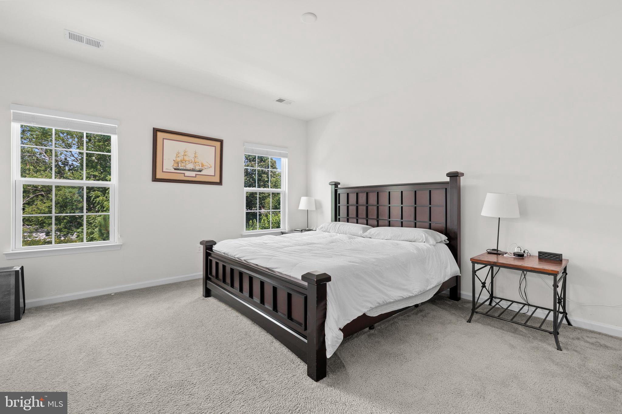 FEATHERSTONE SQUARE - Residential