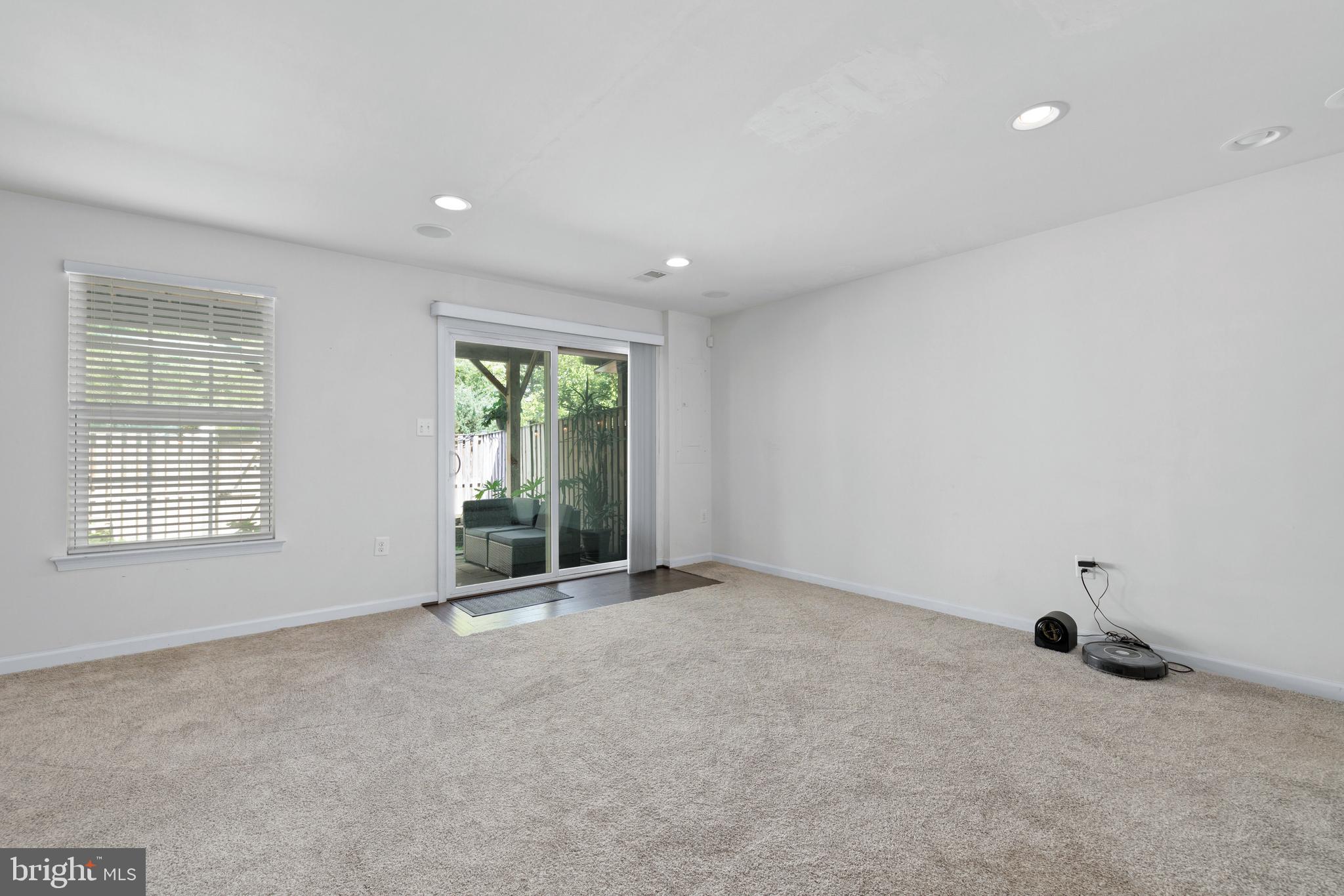 FEATHERSTONE SQUARE - Residential