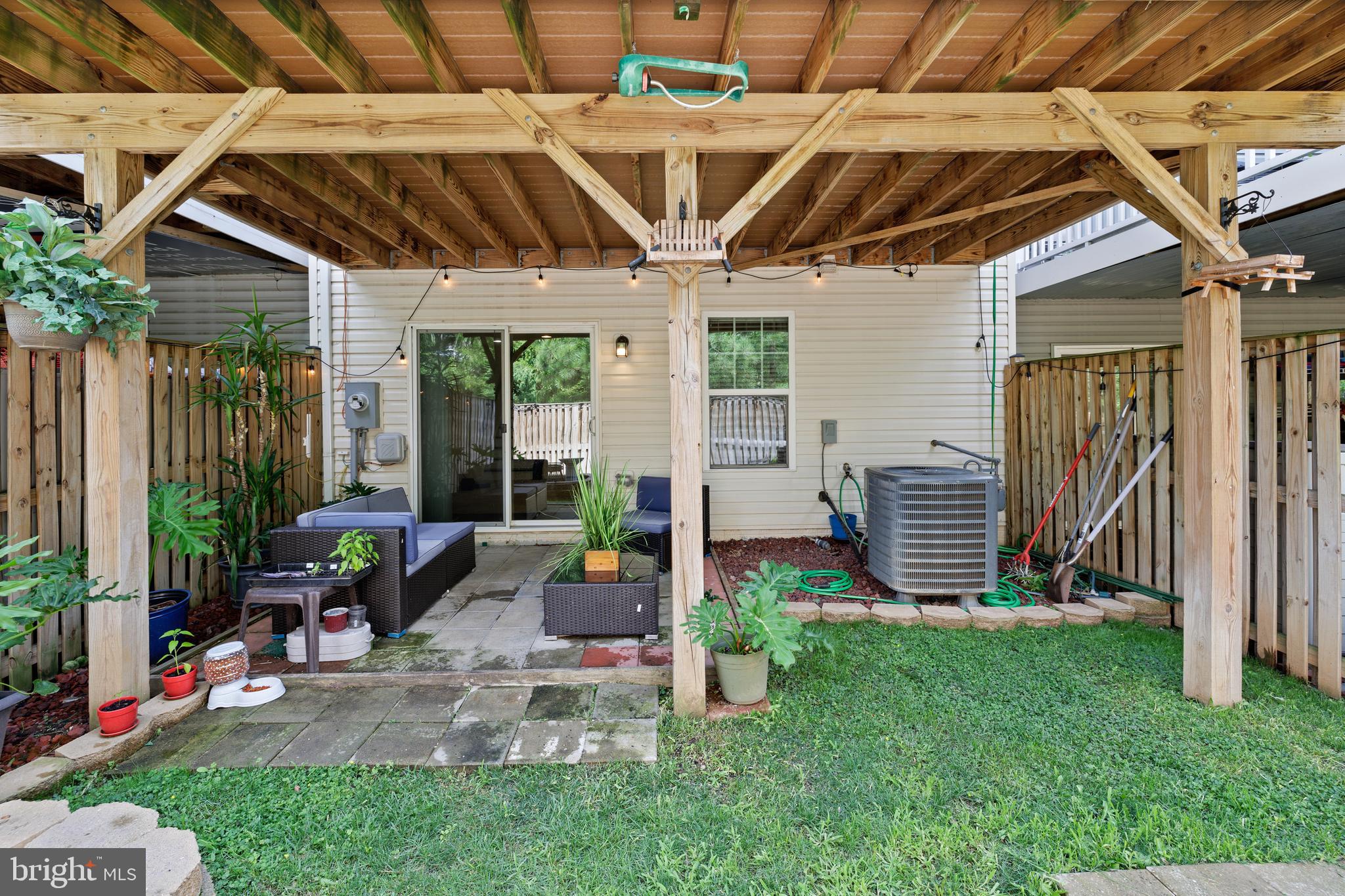 FEATHERSTONE SQUARE - Residential