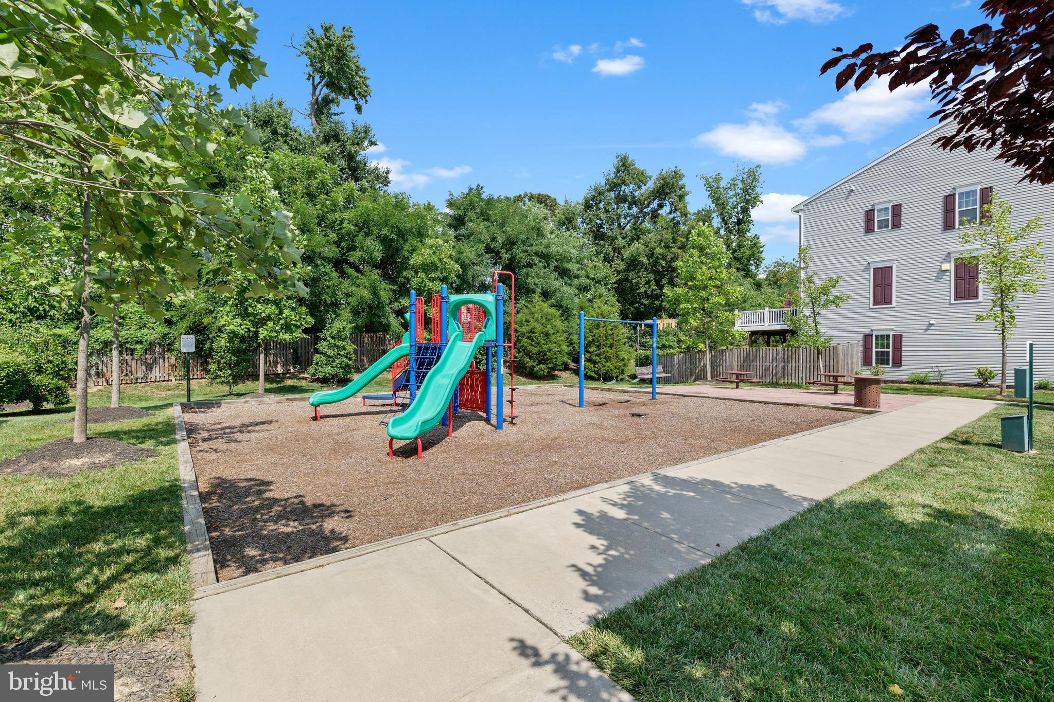 FEATHERSTONE SQUARE - Residential
