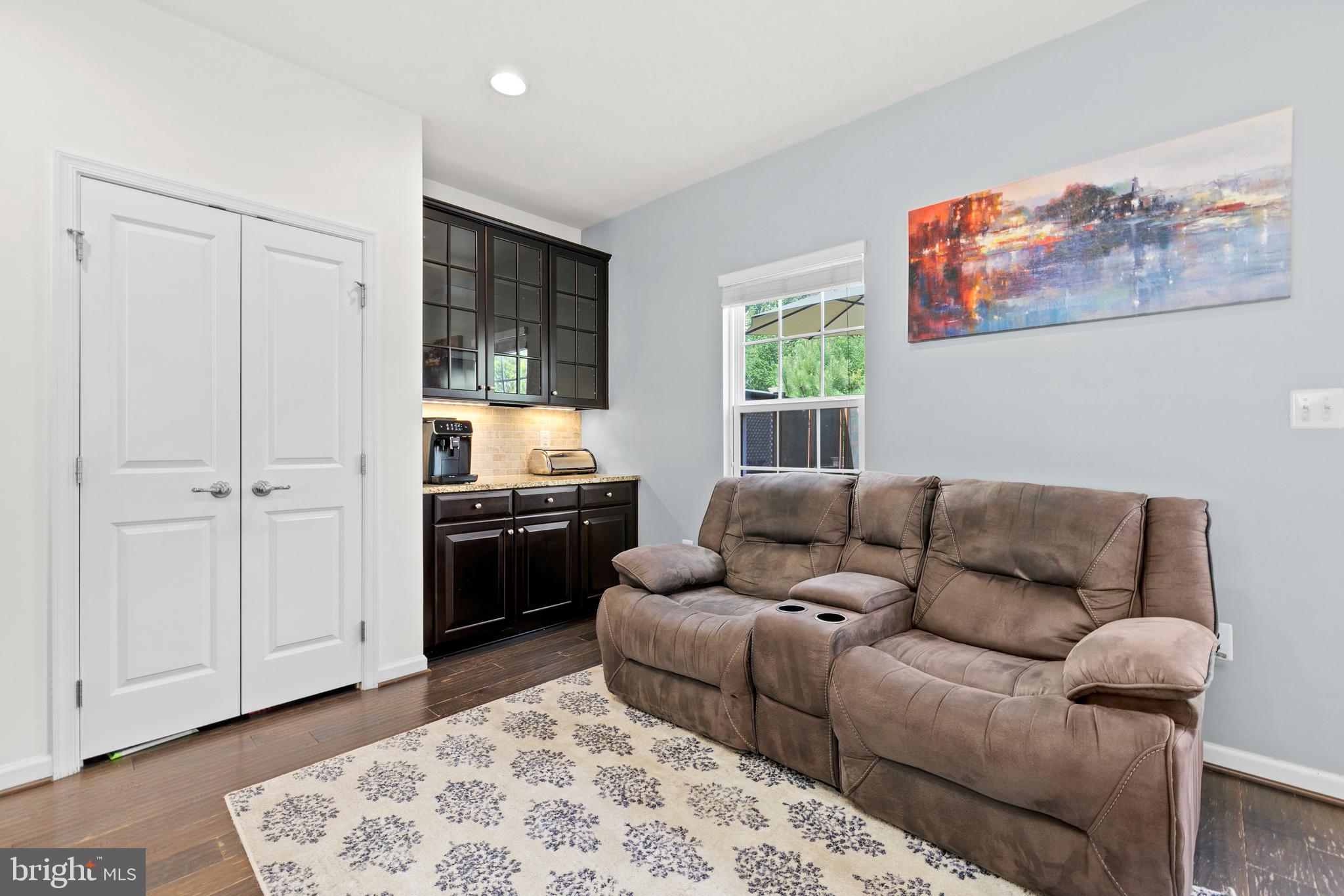 FEATHERSTONE SQUARE - Residential