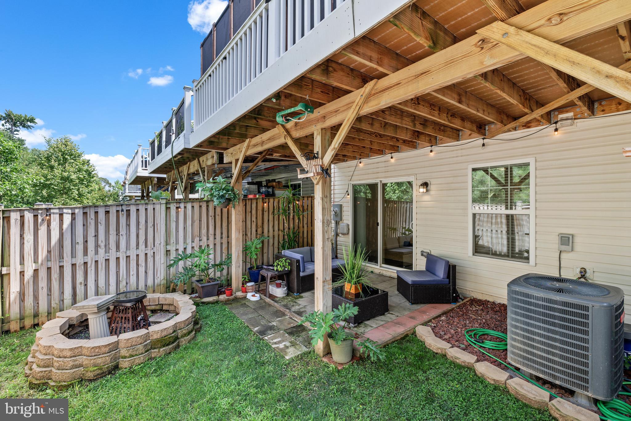 FEATHERSTONE SQUARE - Residential