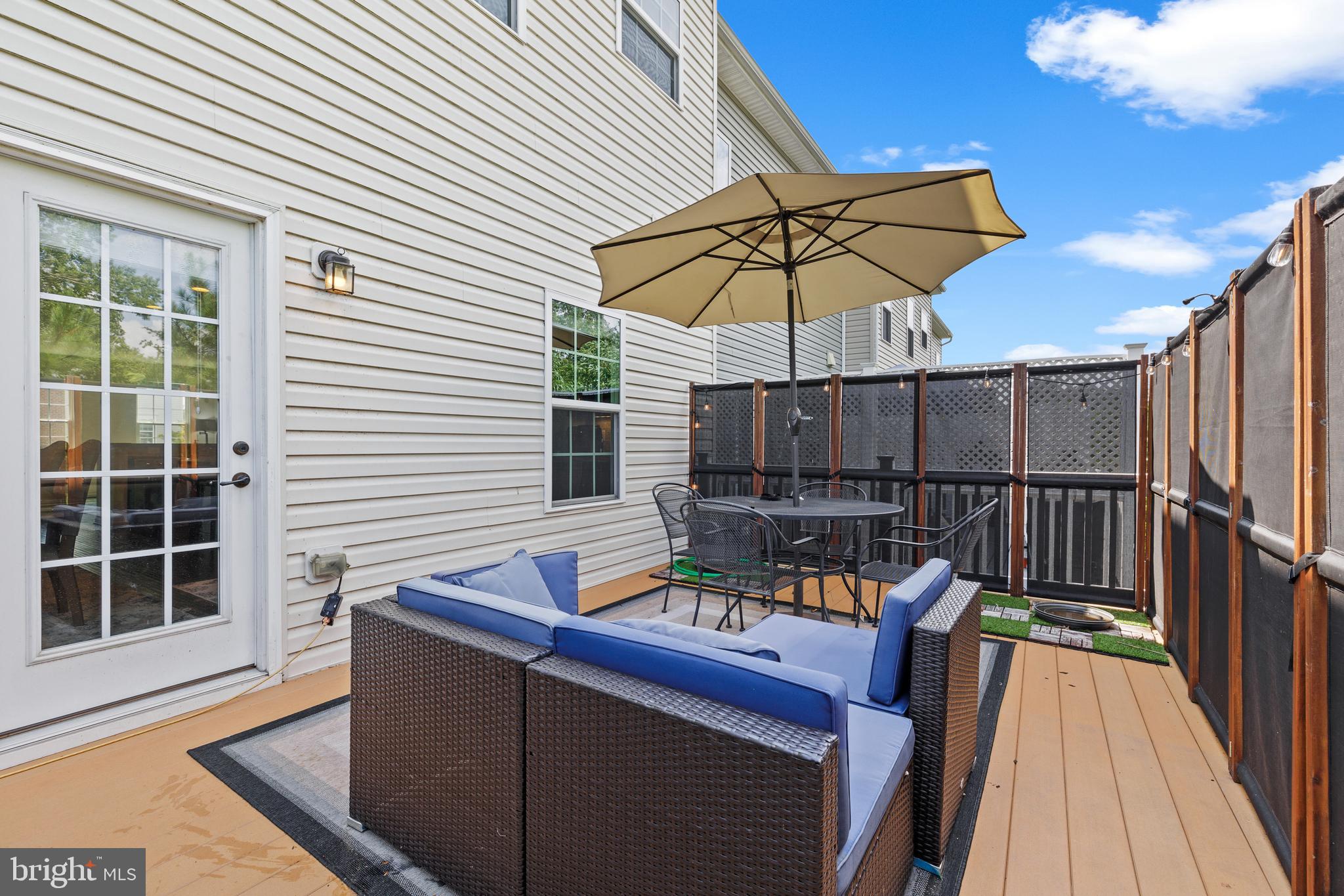 FEATHERSTONE SQUARE - Residential