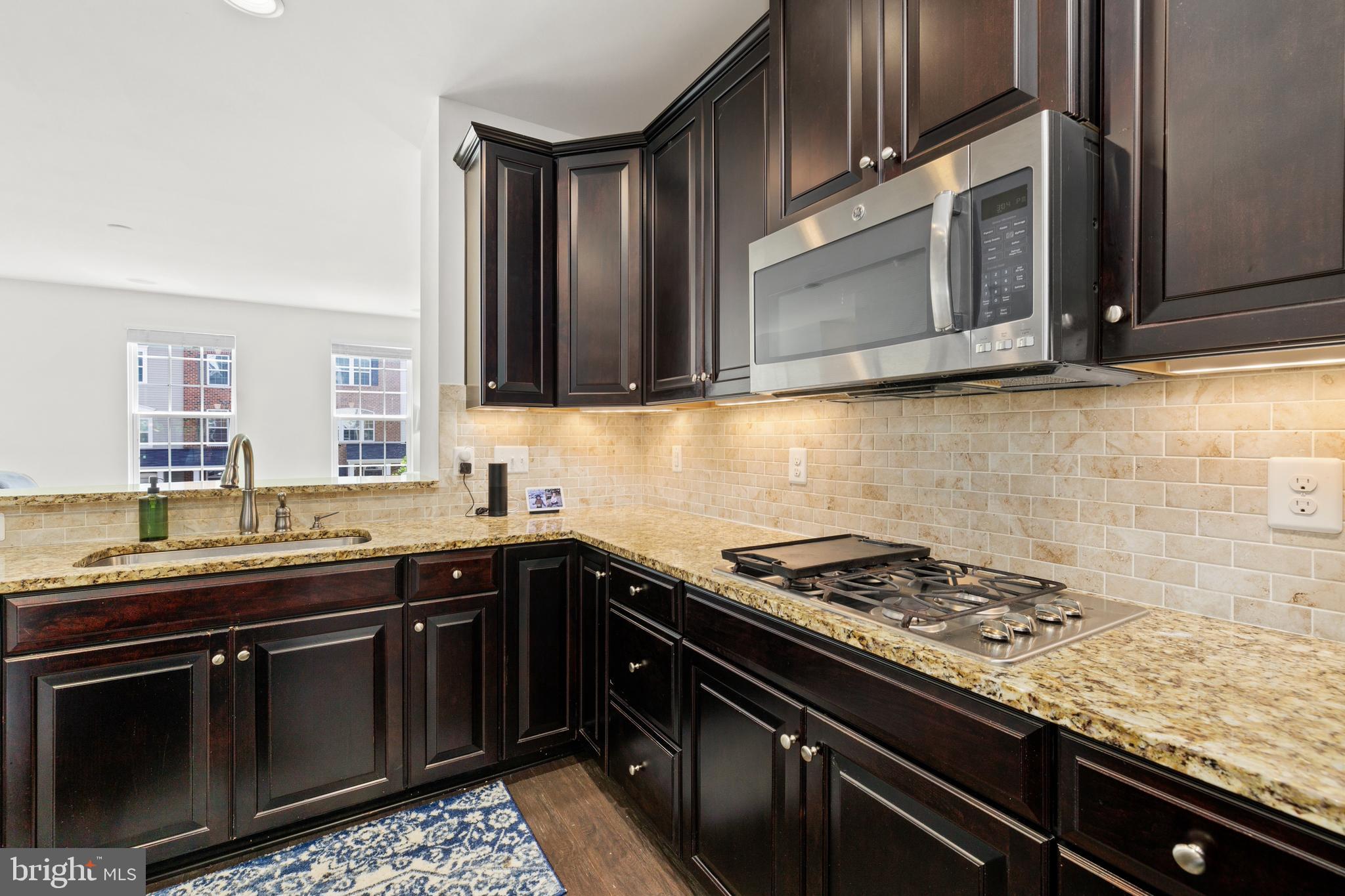 FEATHERSTONE SQUARE - Residential