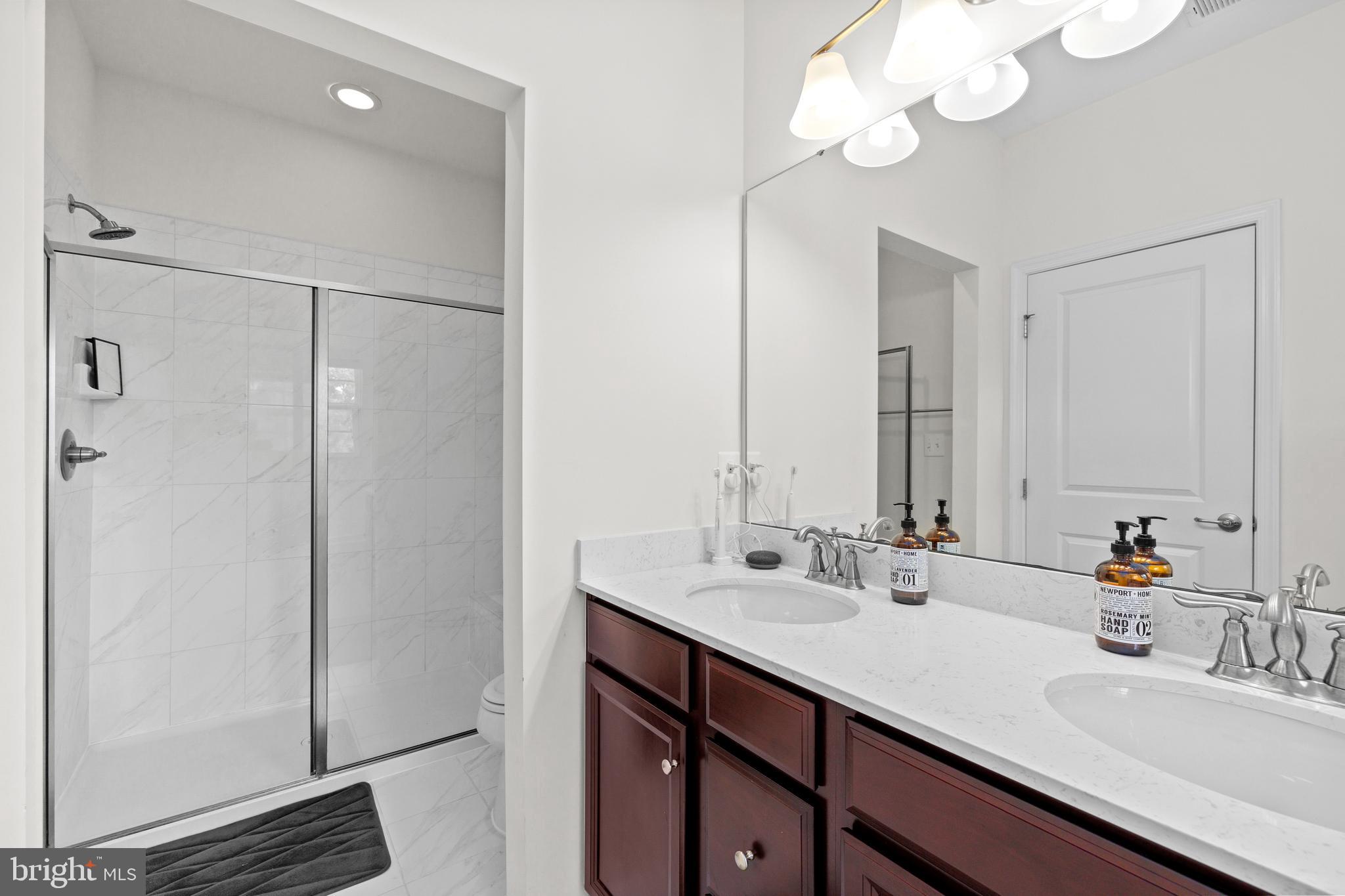 FEATHERSTONE SQUARE - Residential