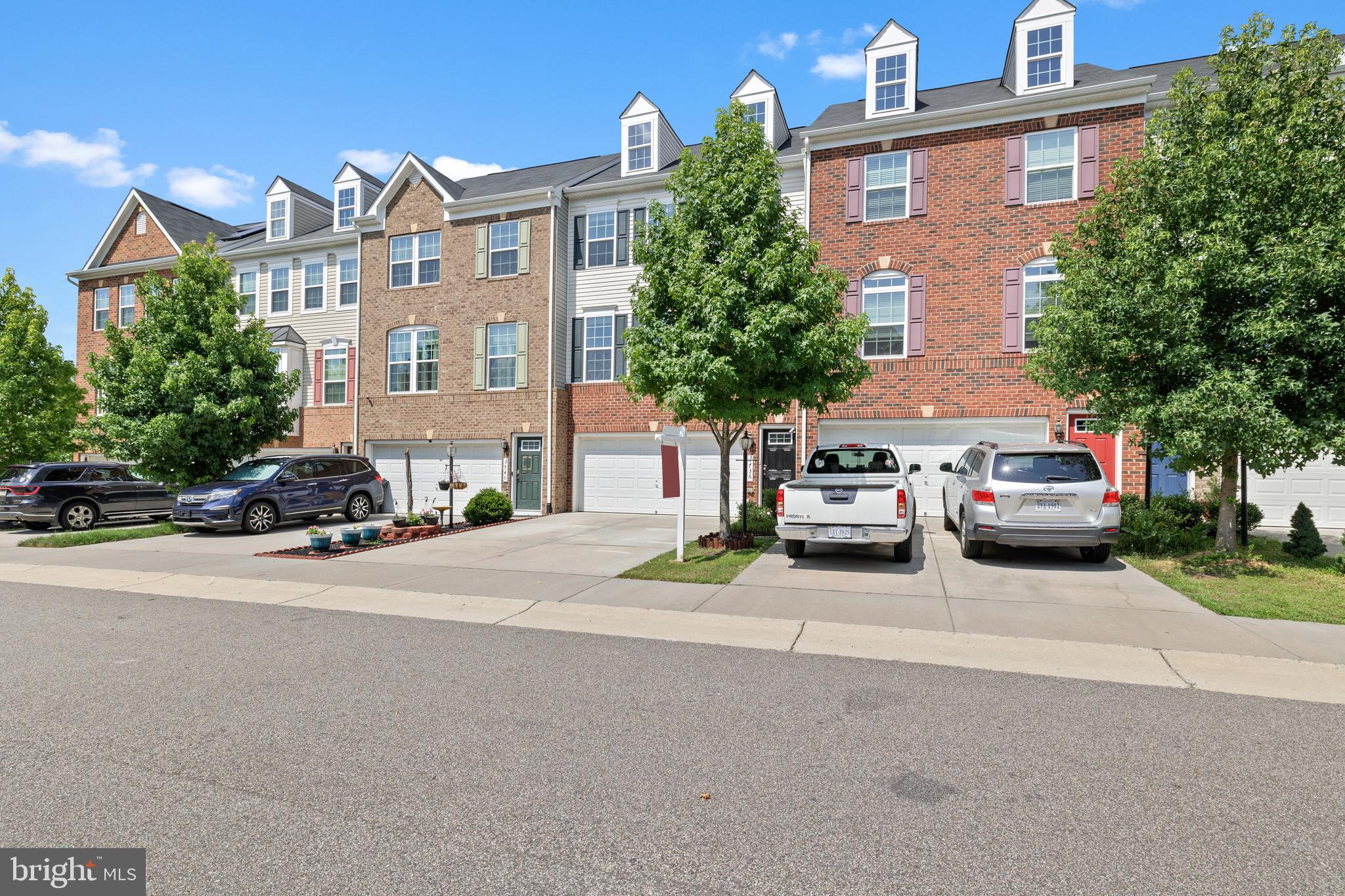FEATHERSTONE SQUARE - Residential