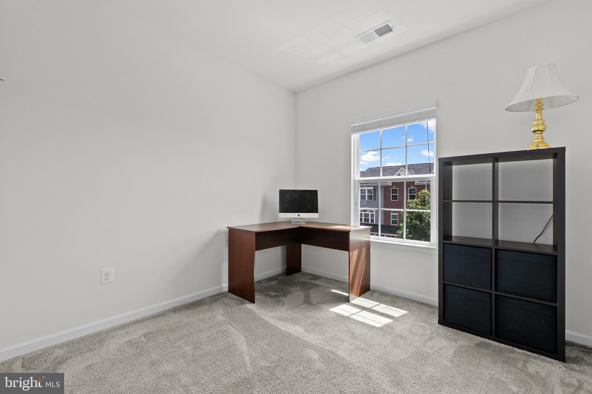 FEATHERSTONE SQUARE - Residential