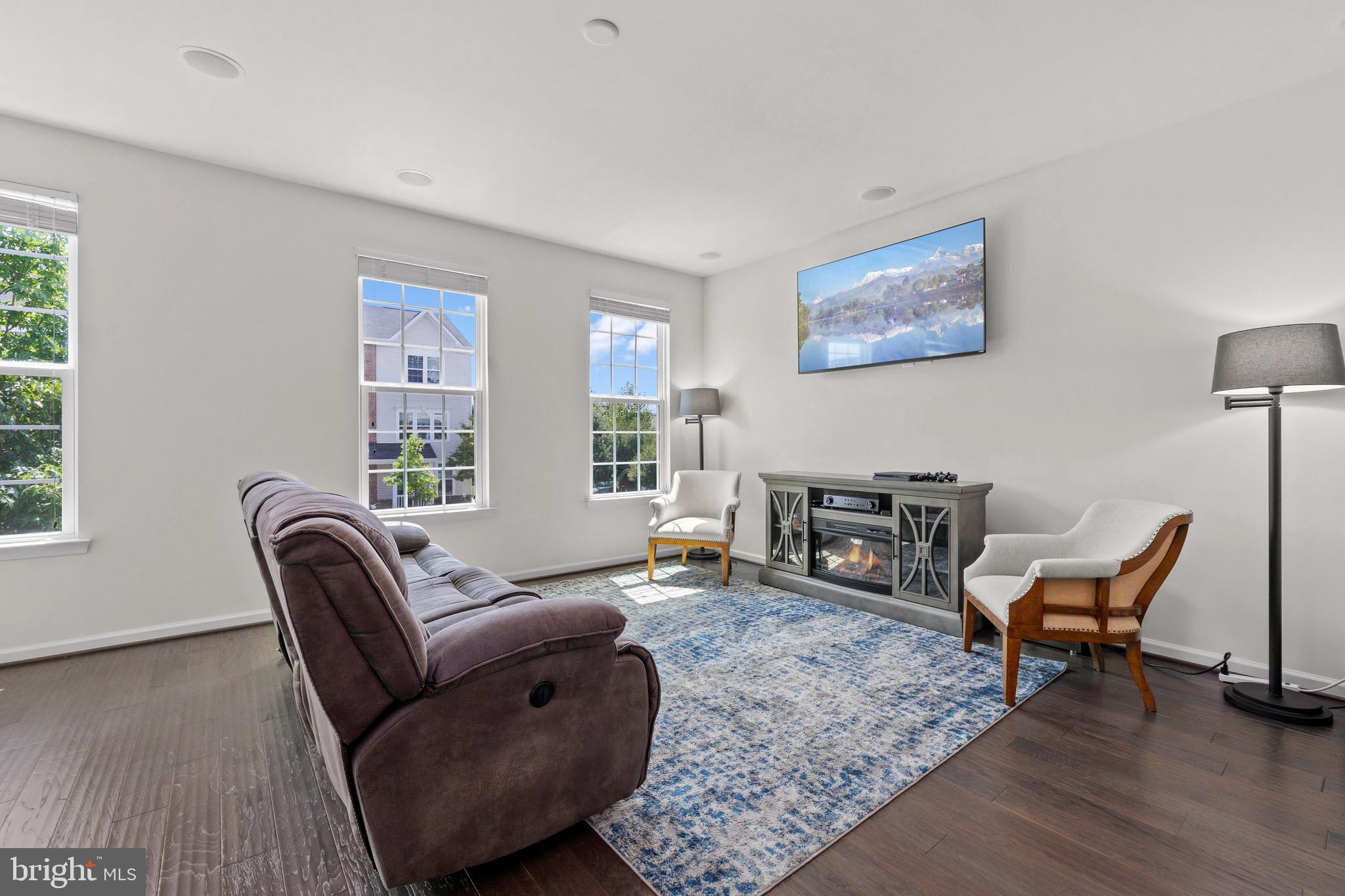 FEATHERSTONE SQUARE - Residential