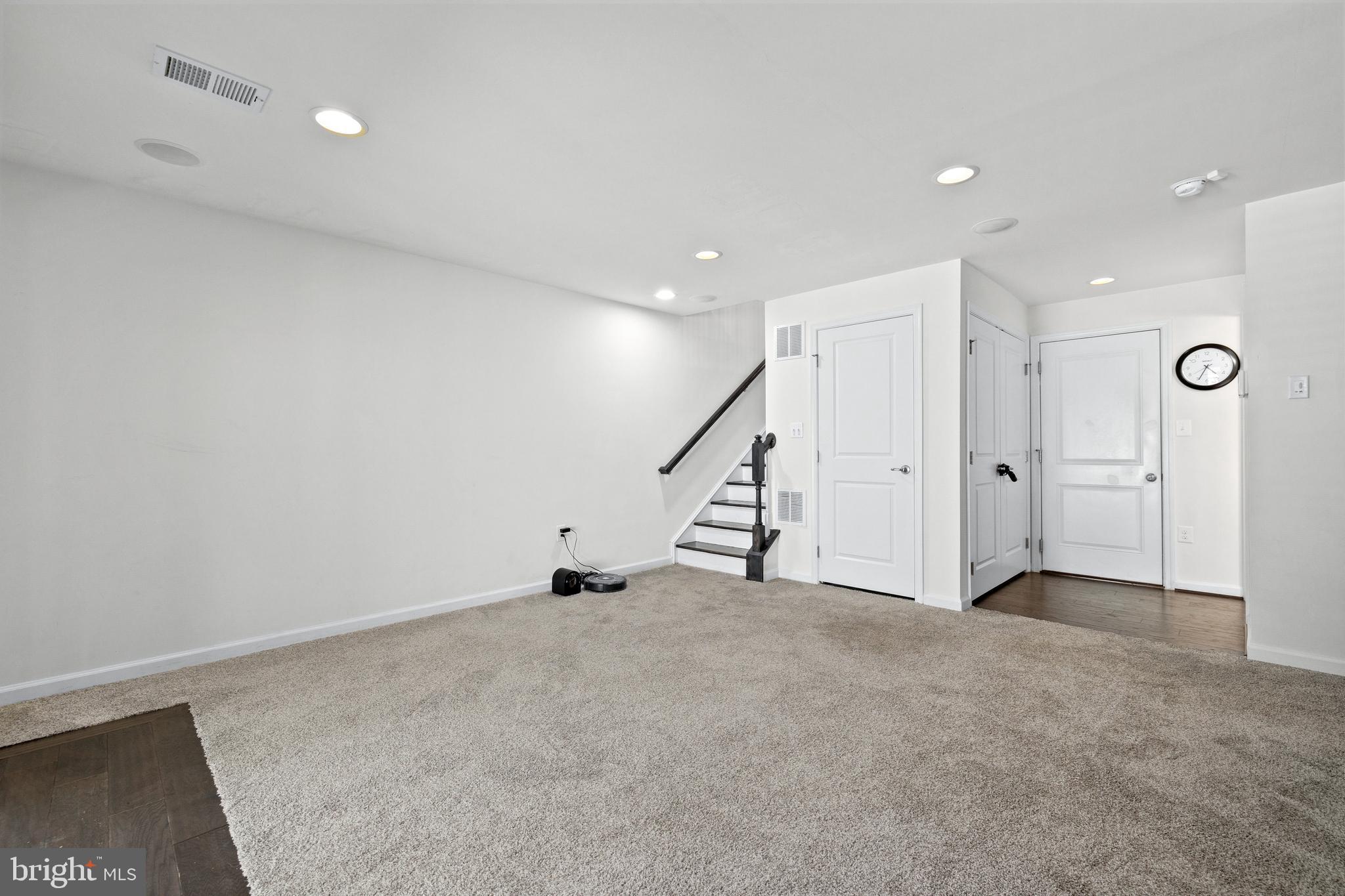 FEATHERSTONE SQUARE - Residential